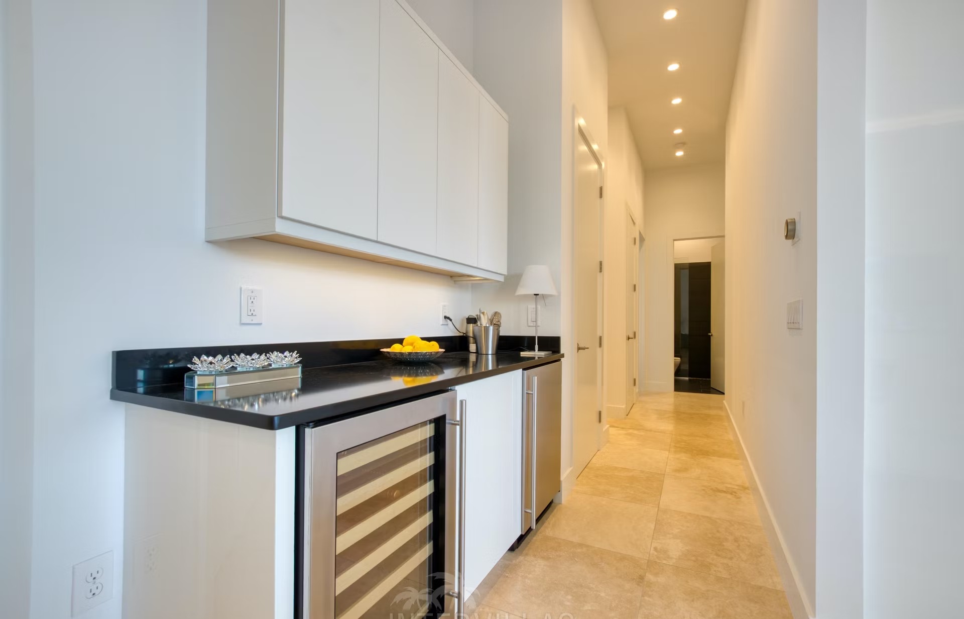 Moderne Villa am Kanal mit Bootsanlegestelle und Bootslift.