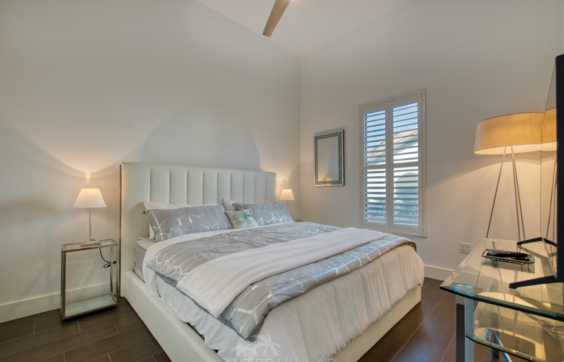 Moderne Villa am Kanal mit Bootsdock und Blick aufs Wasser.