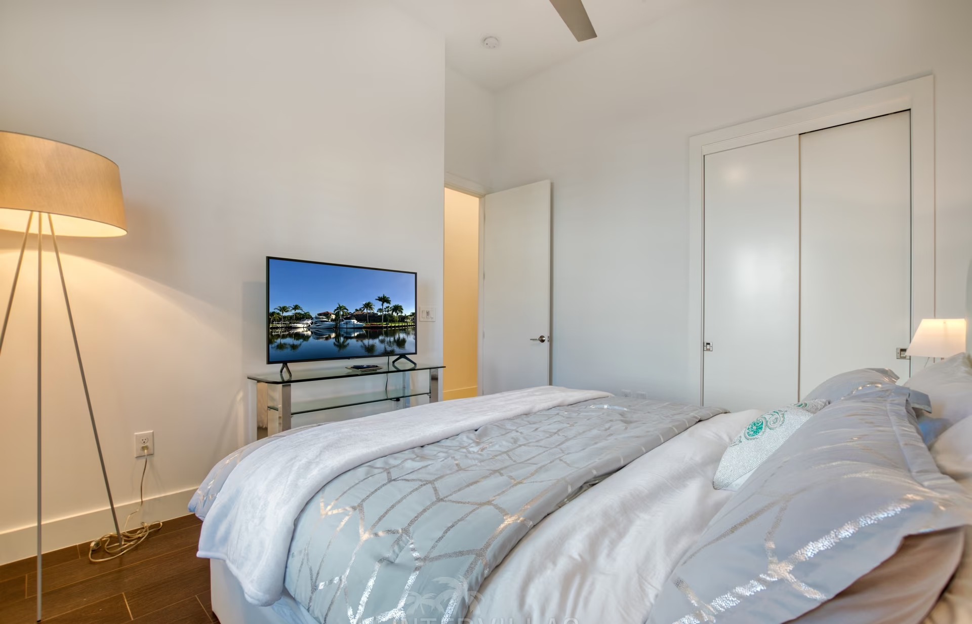 Moderne Villa am Kanal mit Bootsdock und Blick aufs Wasser.