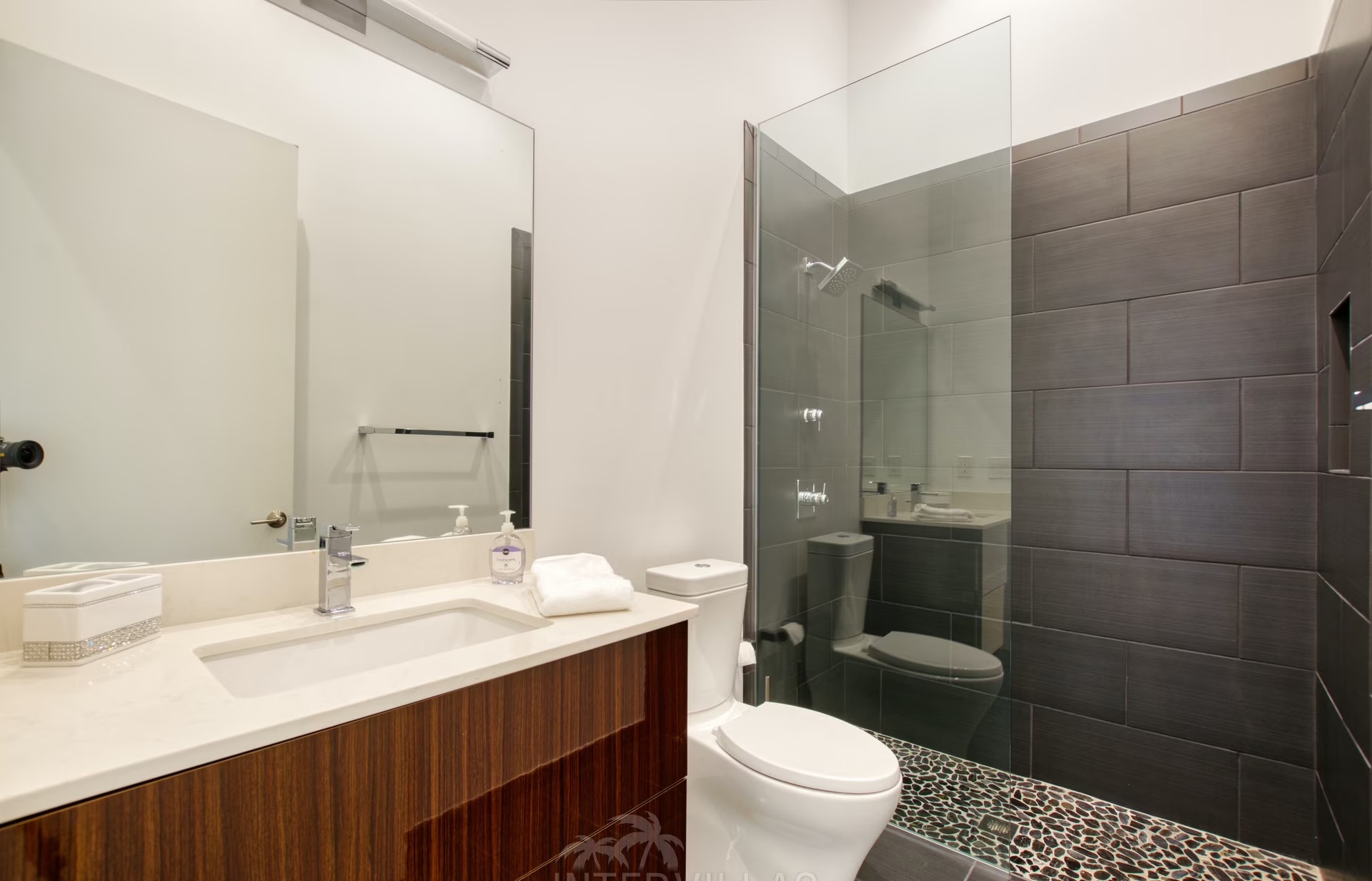 Blick auf den Kanal mit privatem Bootssteg und Bootslift.