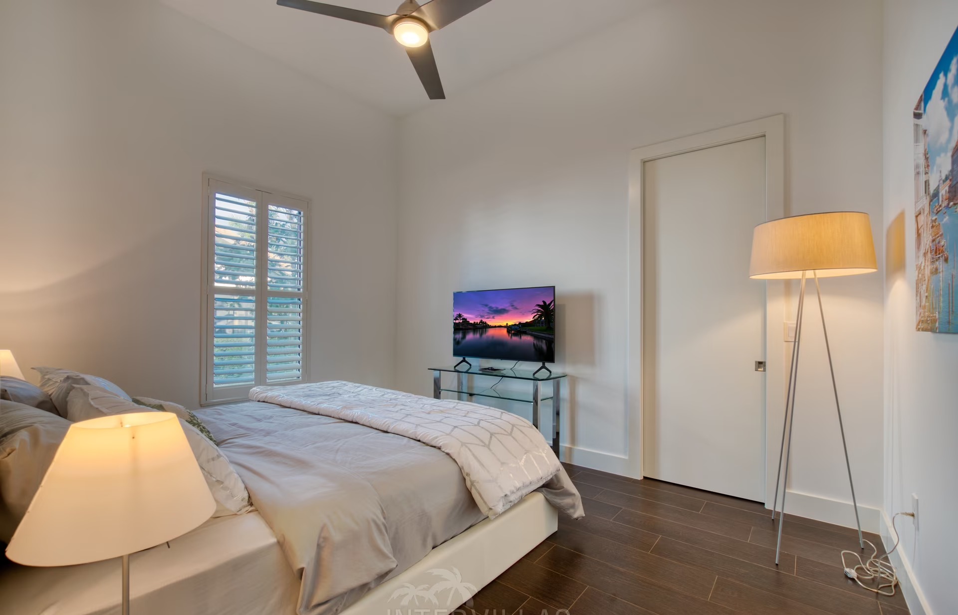 Moderne Villa am Kanal mit Bootsdock und Blick aufs Wasser