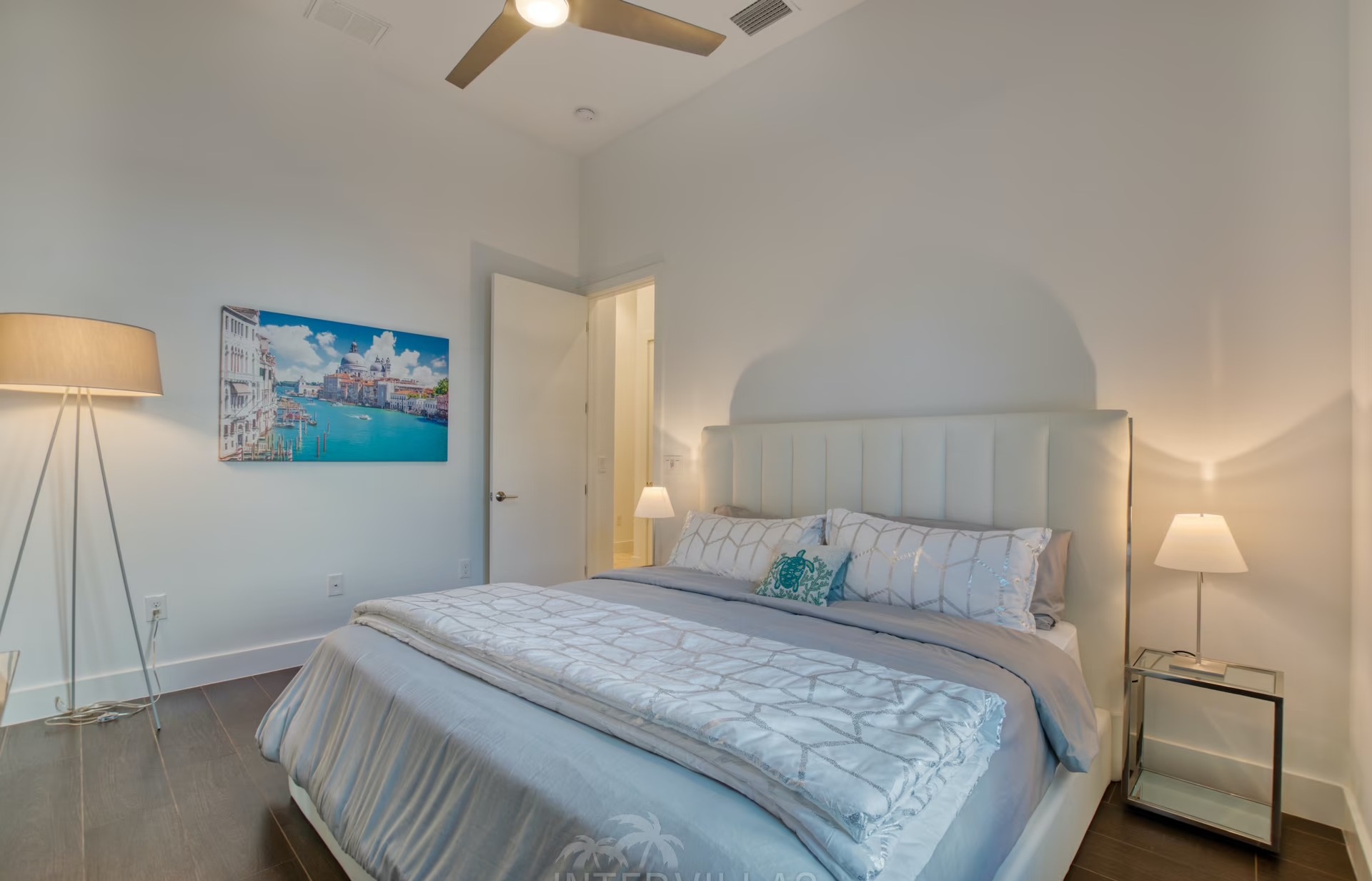 Moderne Villa am Kanal mit Bootsanlegestelle und Bootslift.