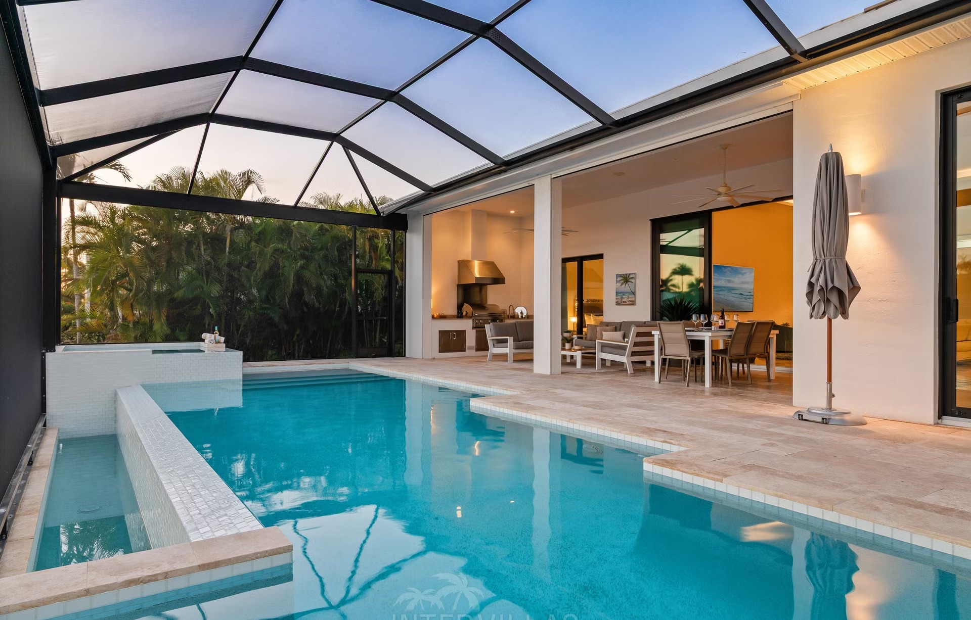 Moderne Villa am Kanal mit Bootsdock und Bootslift in Cape Coral