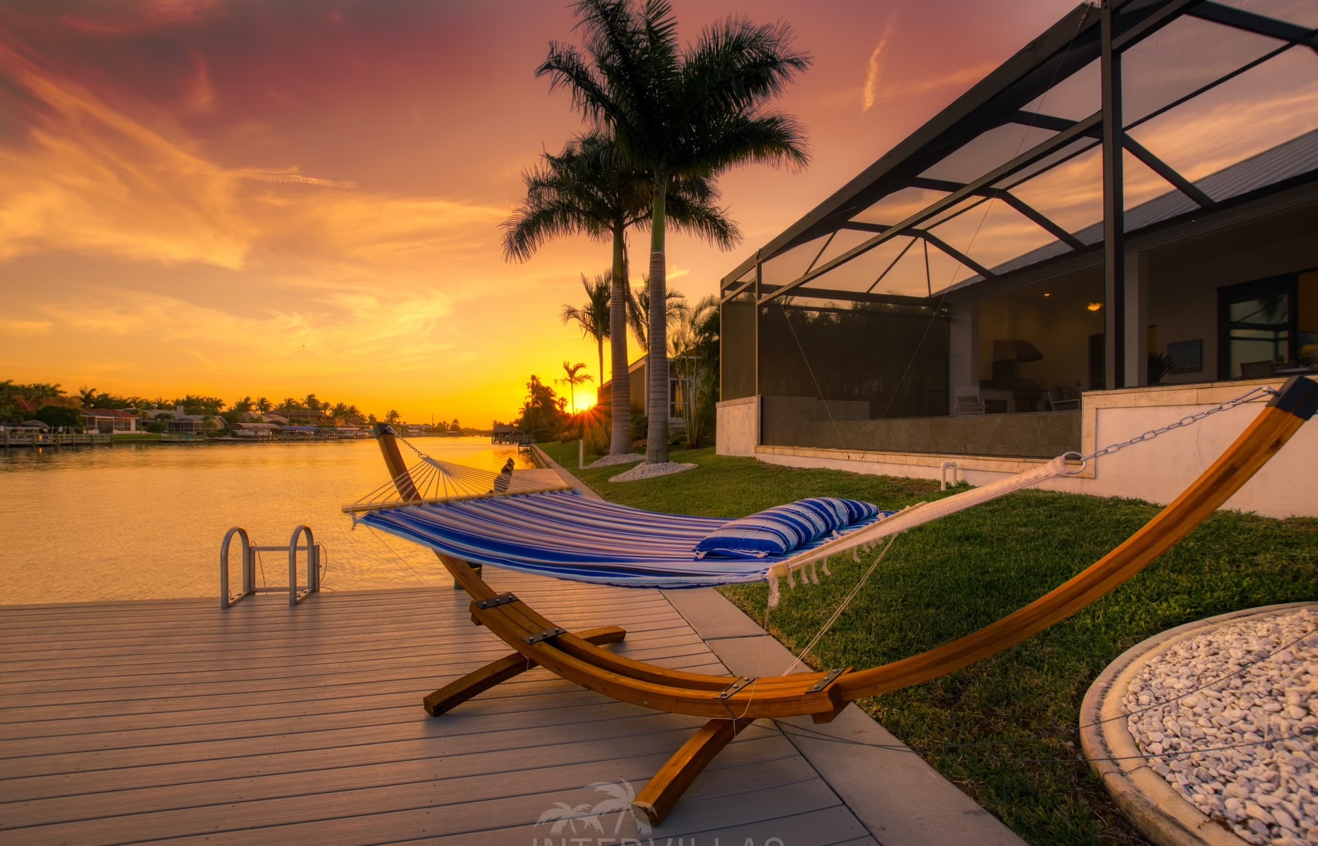 Bootsanlegestelle mit Bootslift am Kanal.