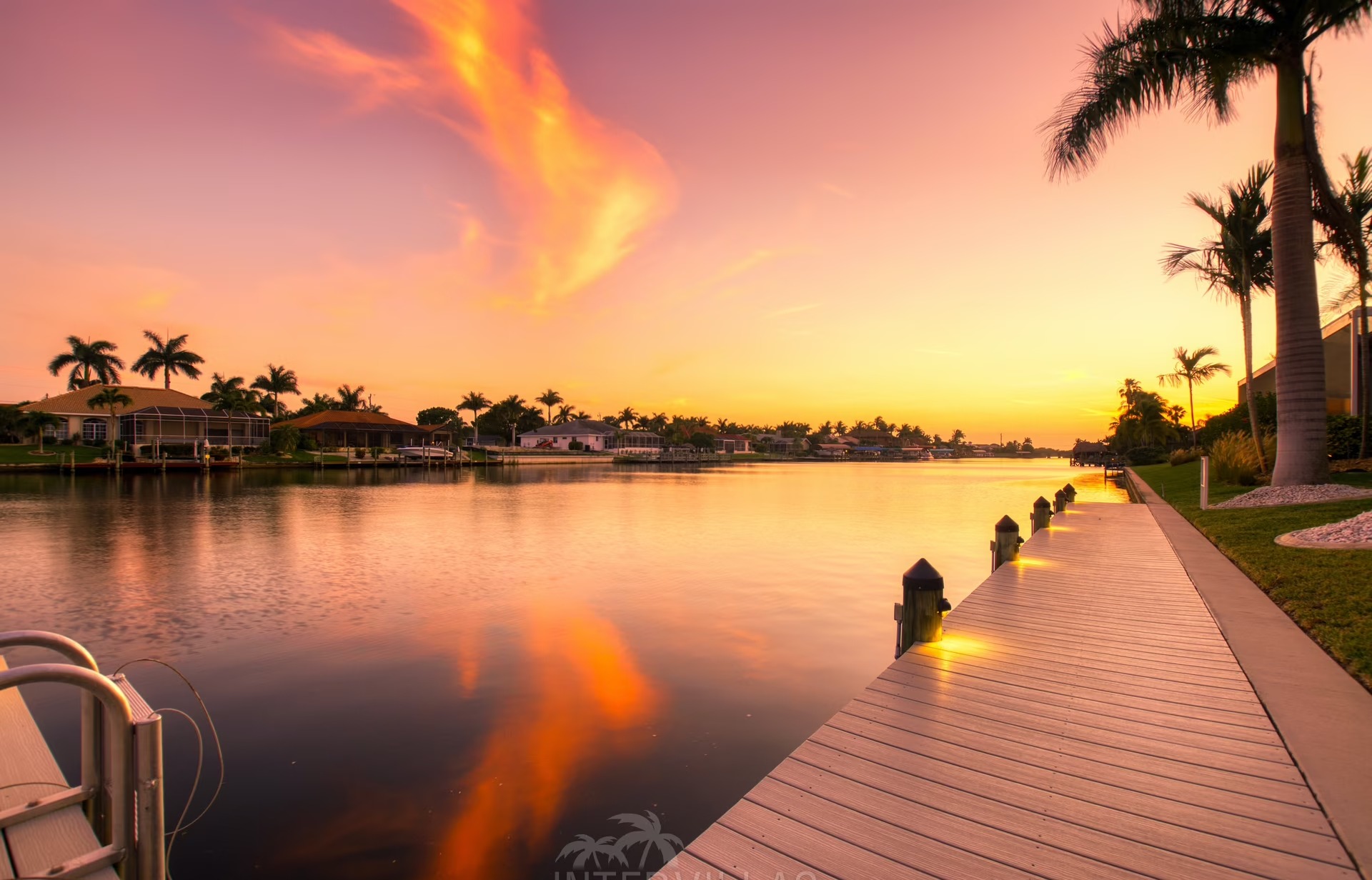Moderne Villa am Kanal mit Bootsdock und Blick aufs Wasser
