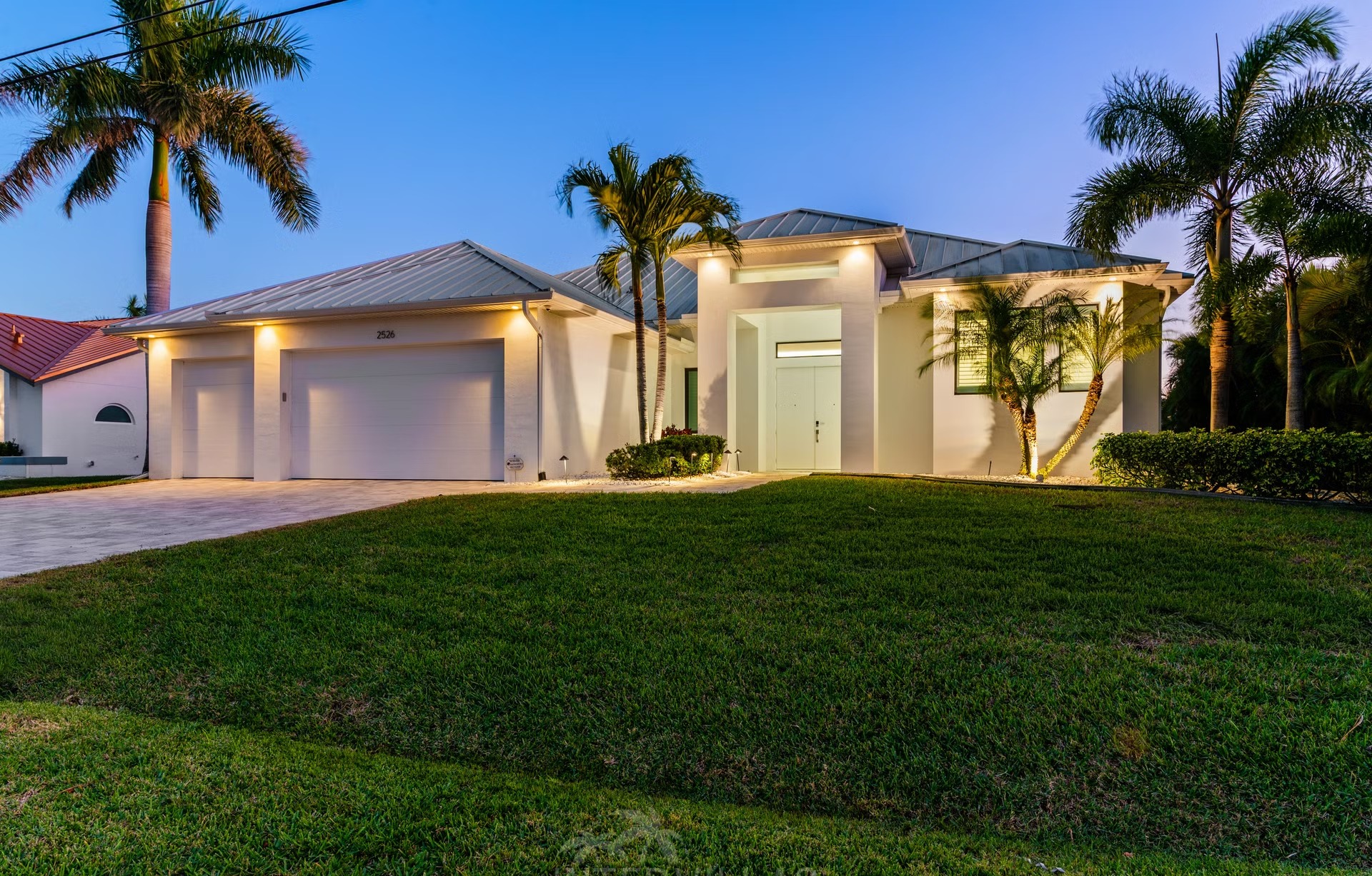 Moderne Villa am Kanal mit Bootsanlegestelle und Blick aufs Wasser.