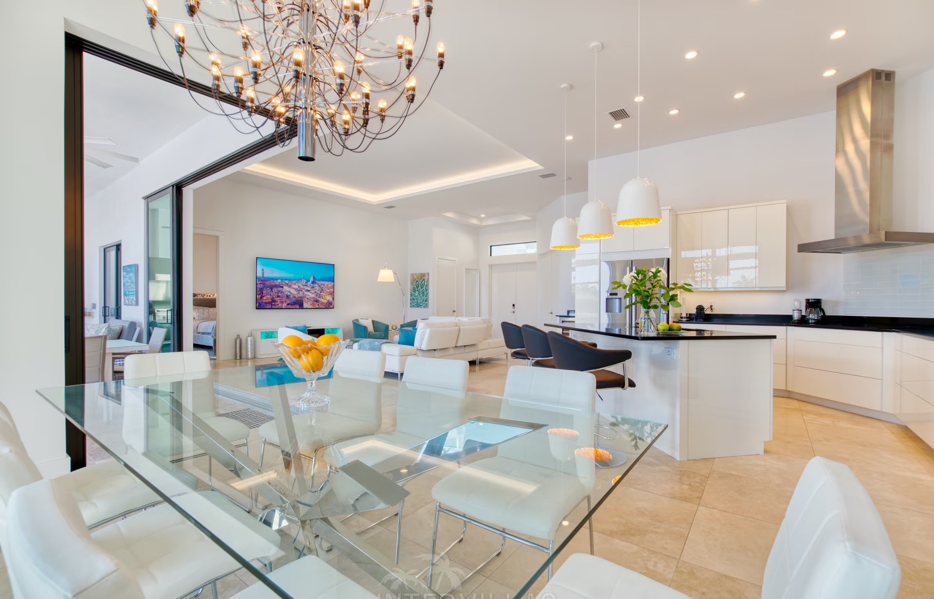 Bootsanlegestelle mit Bootslift am Kanal.