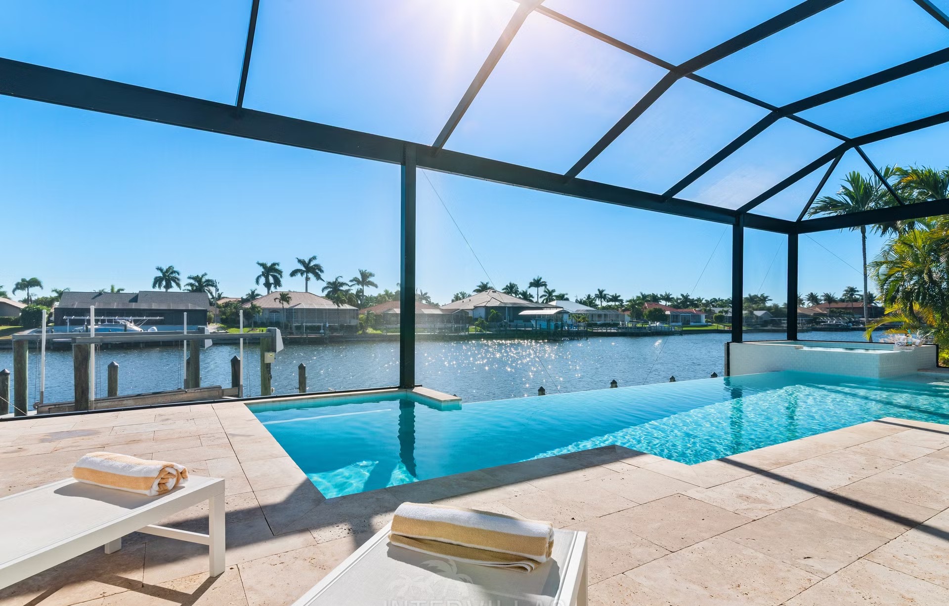 Moderne Villa am Kanal mit Bootsanlegestelle und Bootslift.