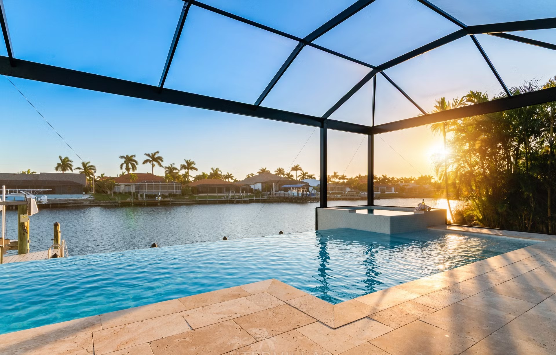 Moderne Villa am Kanal mit privatem Bootsdock und Bootslift.