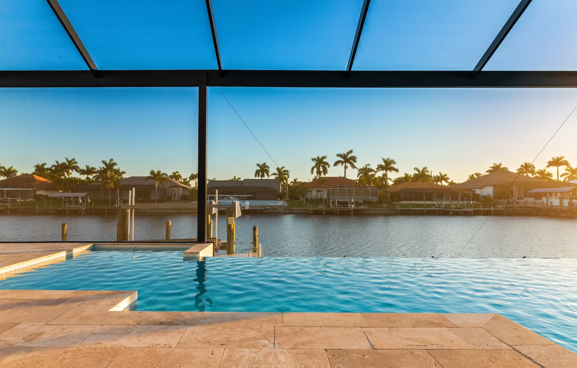 Moderne Villa am Kanal mit Bootssteg und Blick aufs Wasser.