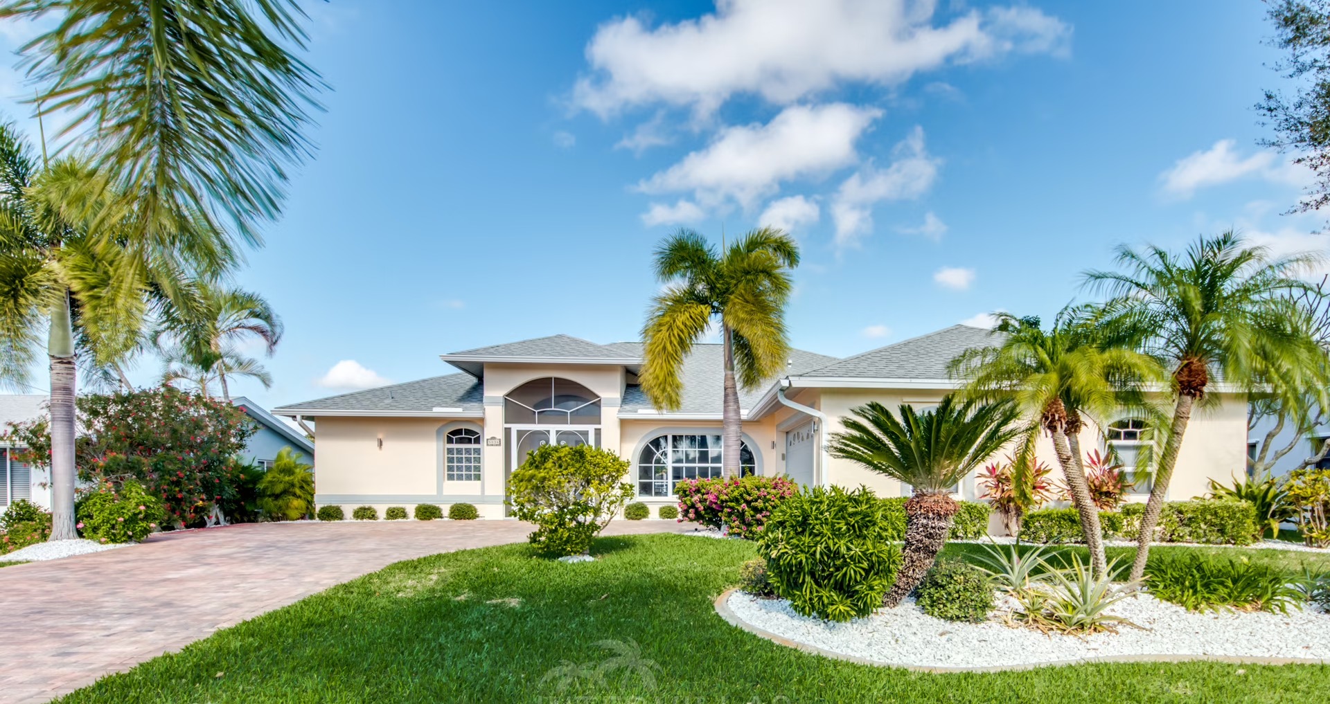 Moderne Waterfront-Villa mit beheiztem Salzwasserpool am Kanal in Cape Coral.