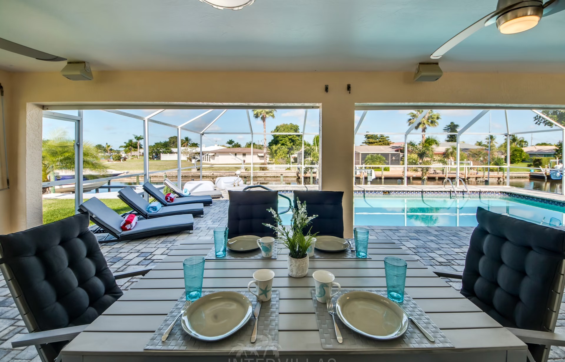 Modernes Wohnzimmer mit Sitzgruppe und Blick nach draußen.