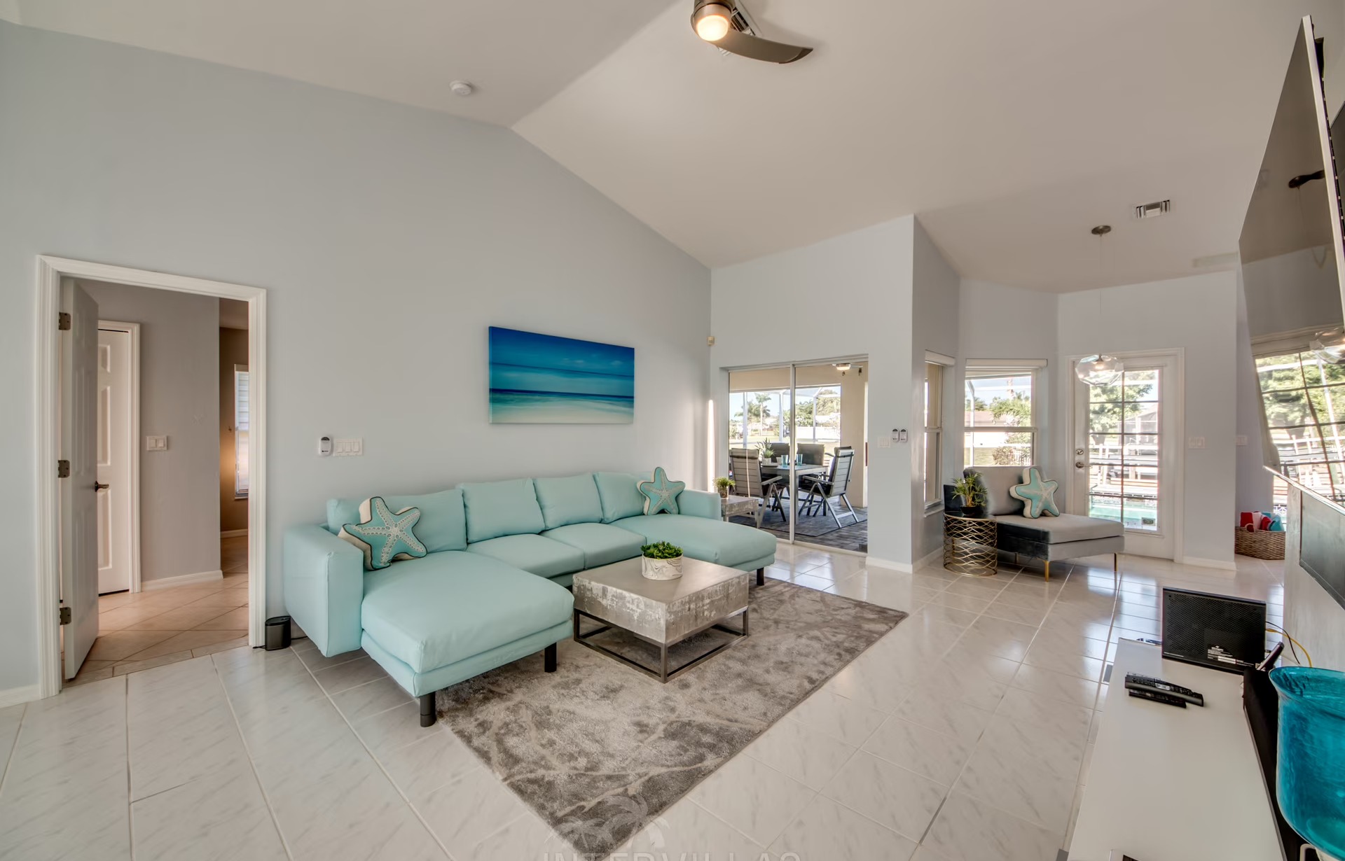 Wohnbereich mit Sitzgruppe und Blick auf den Kanal.