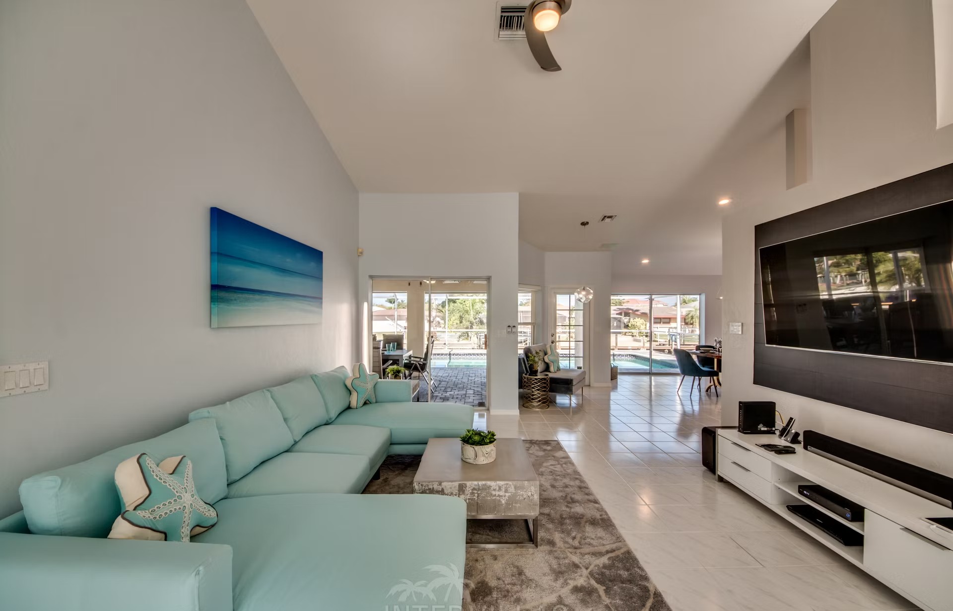 Beheizter Salzwasserpool mit Blick auf den Kanal in Westausrichtung.