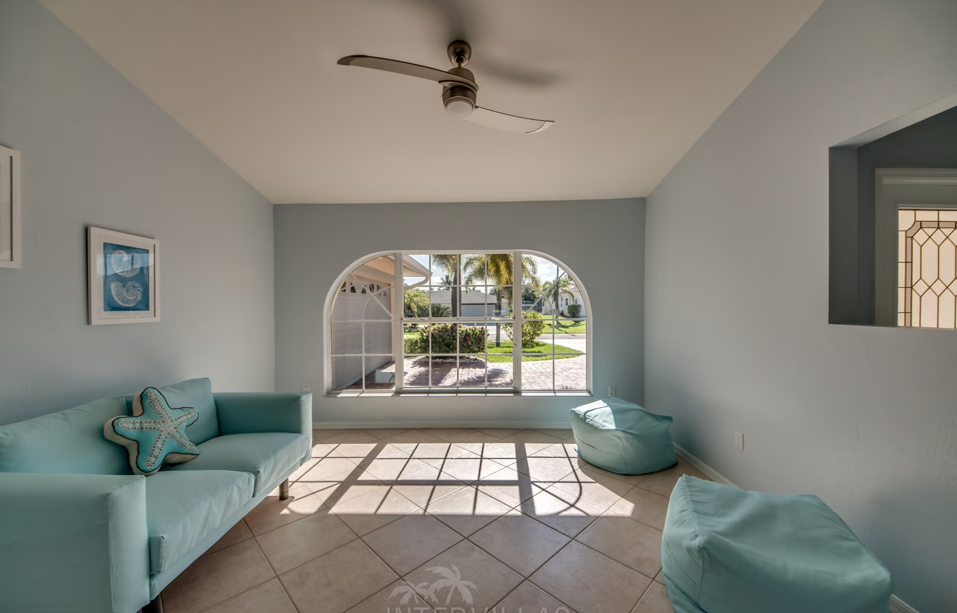 Modernes Wohnzimmer mit Sitzbereich und TV.