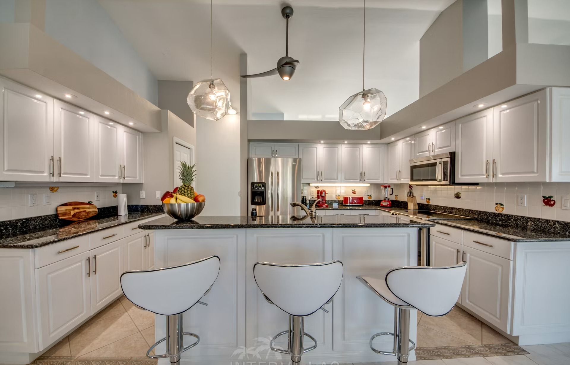 Modernes Ferienhaus am Kanal mit beheiztem Salzwasserpool und Bootsanlegestelle.