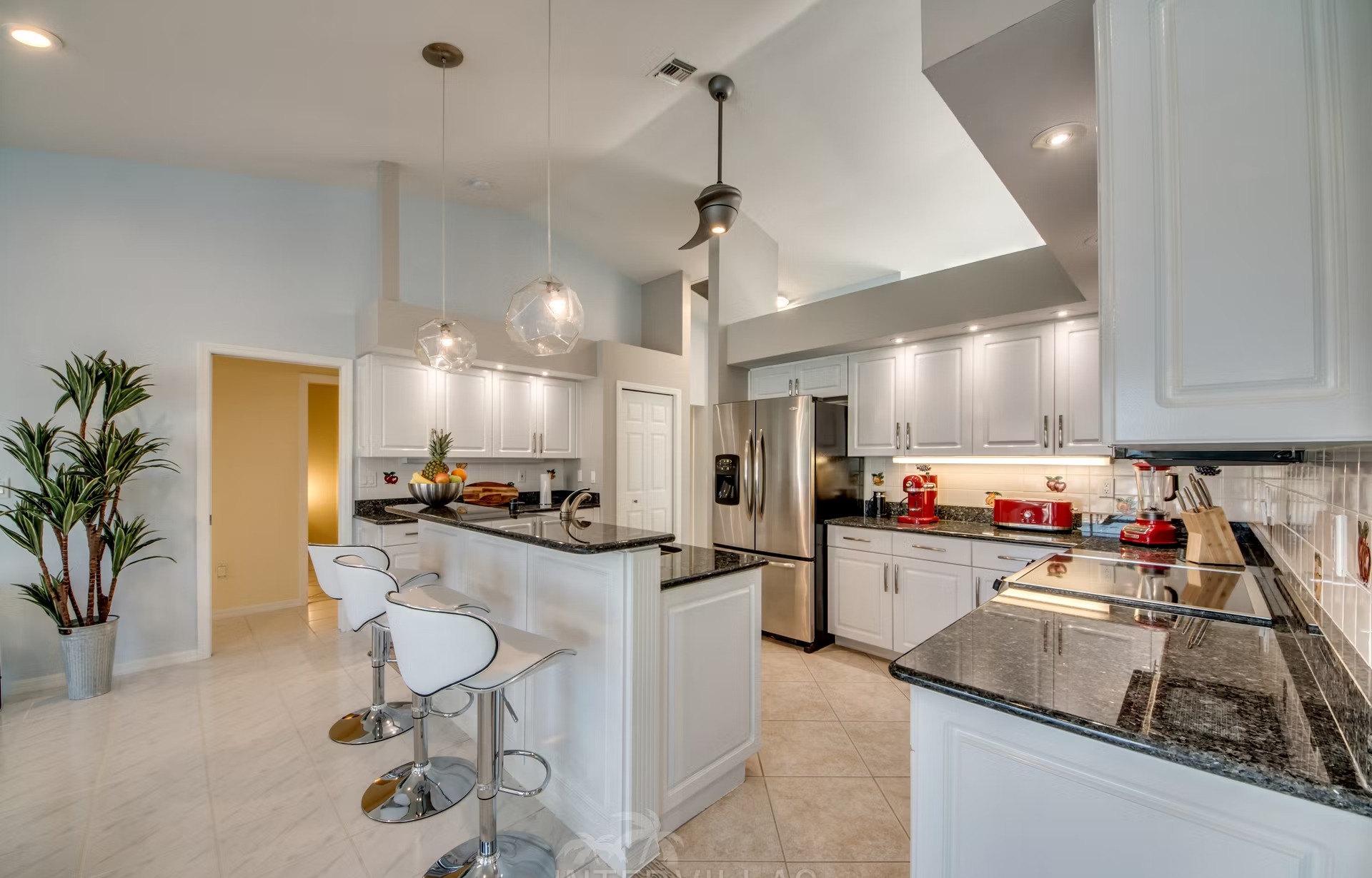 Modernes Ferienhaus am Kanal mit beheiztem Salzwasserpool und Bootsanlegestelle.