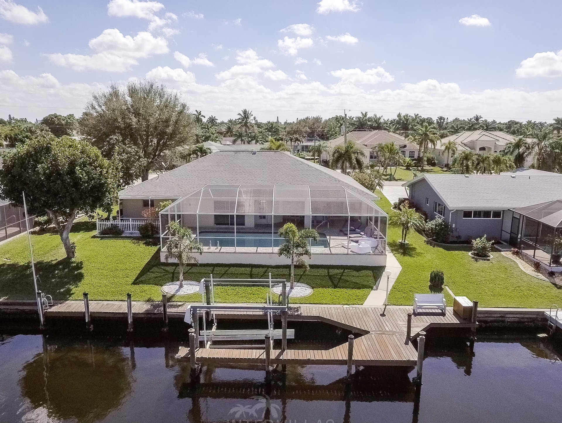 Moderne Waterfront-Villa mit beheiztem Salzwasserpool am Kanal.