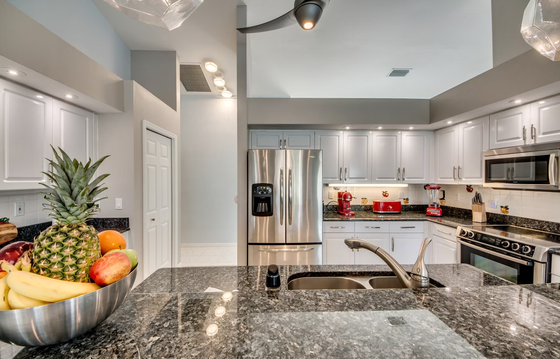 Beheizter Salzwasserpool mit Blick auf den Kanal in Westausrichtung.