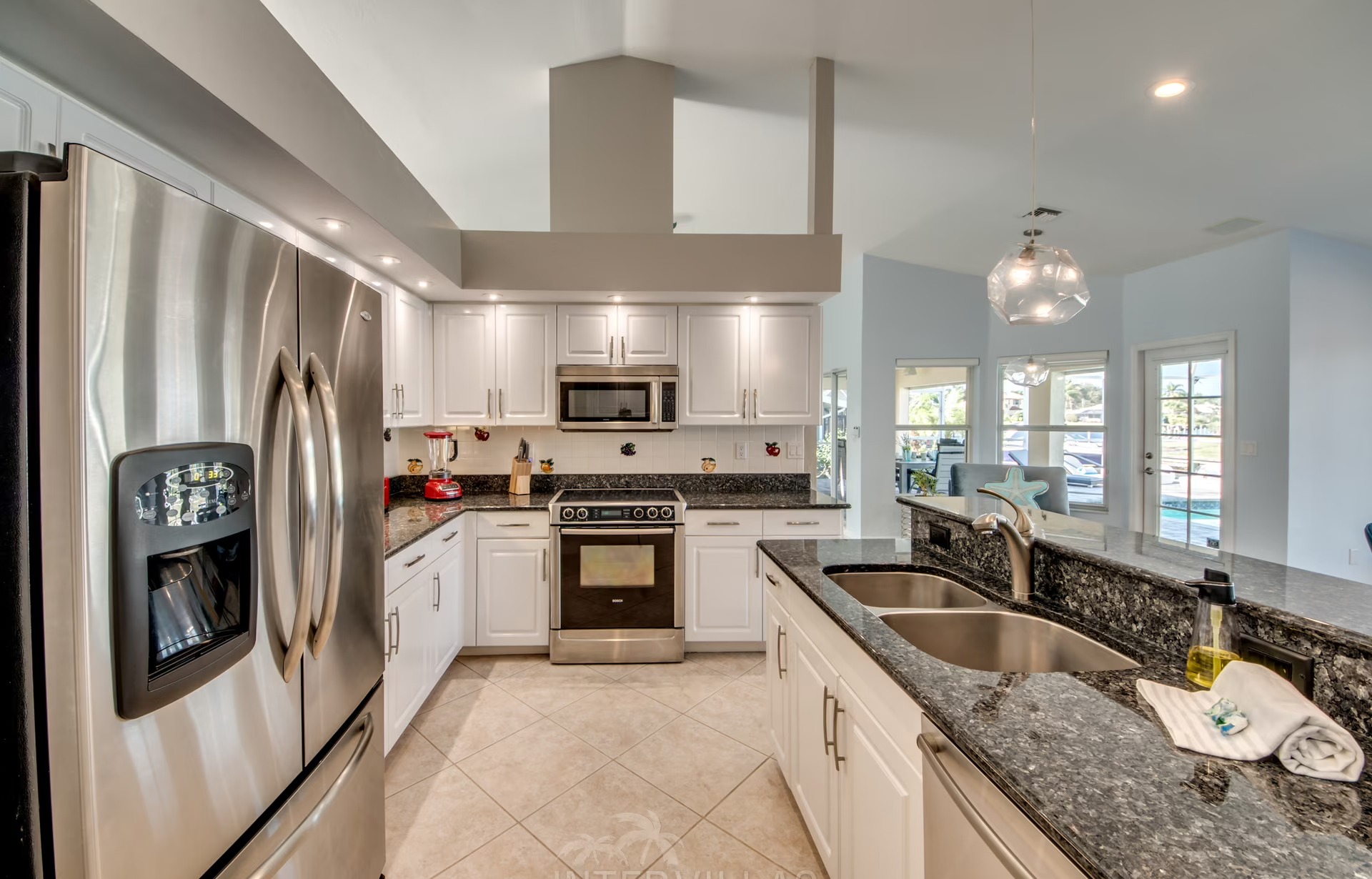 Beheizter Salzwasserpool mit Blick auf den Kanal in Westausrichtung.