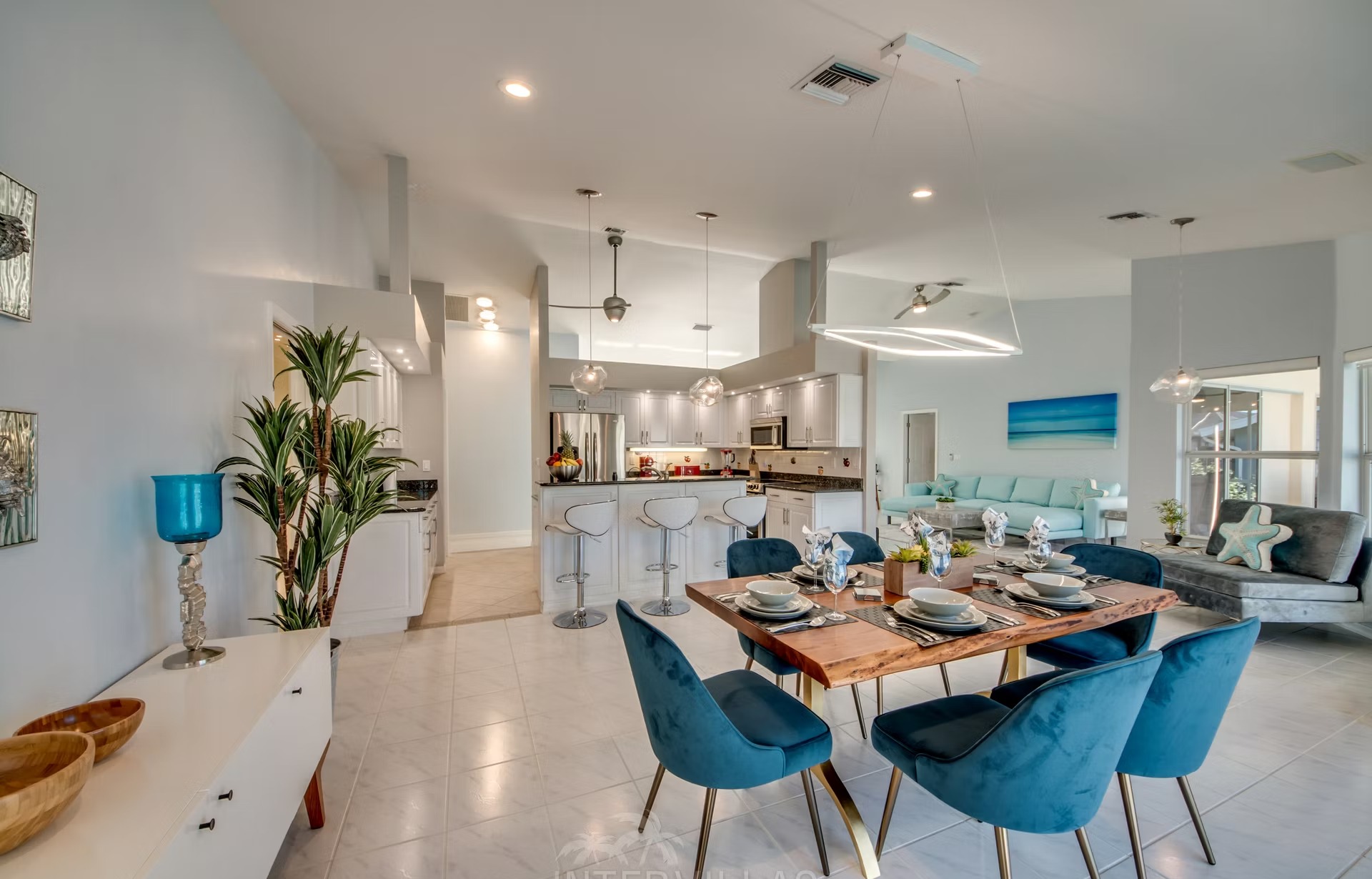 Moderner Salzwasserpool mit Liegen und Blick auf den Kanal.