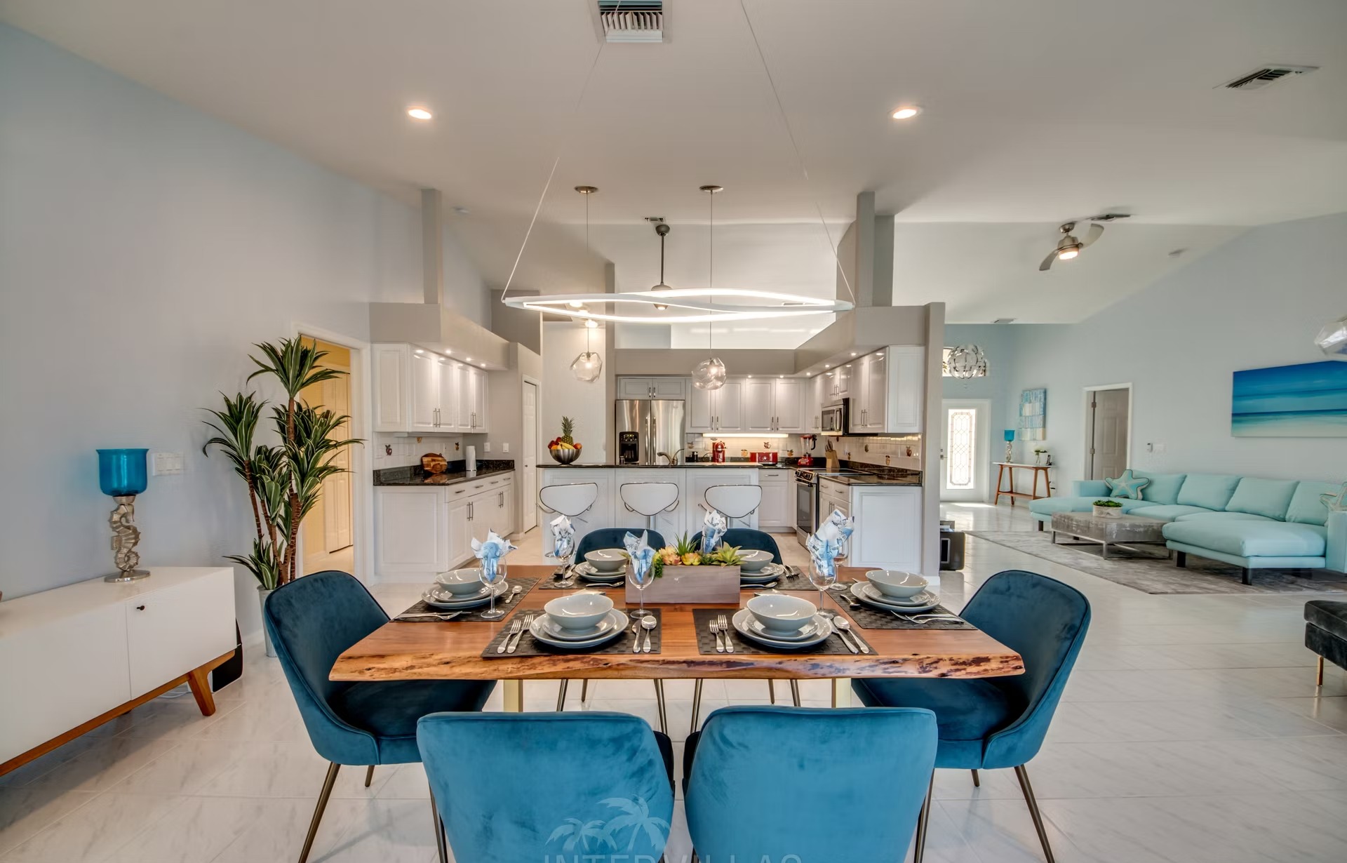 Beheizter Salzwasserpool mit Blick auf den Kanal und Sonnenliegen.