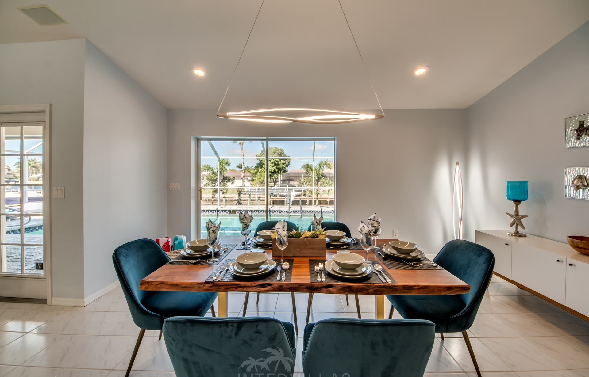 Wohnbereich mit Sitzgruppe und Zugang zur Terrasse.