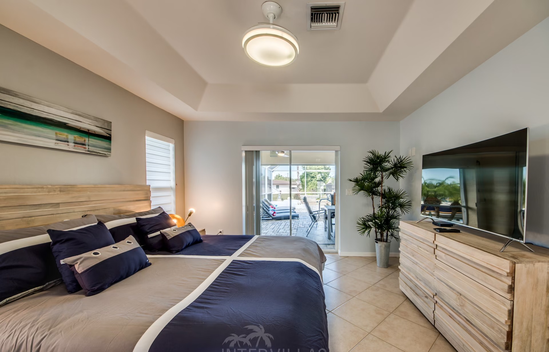 Modernes Ferienhaus am Kanal mit beheiztem Salzwasserpool in Westausrichtung.