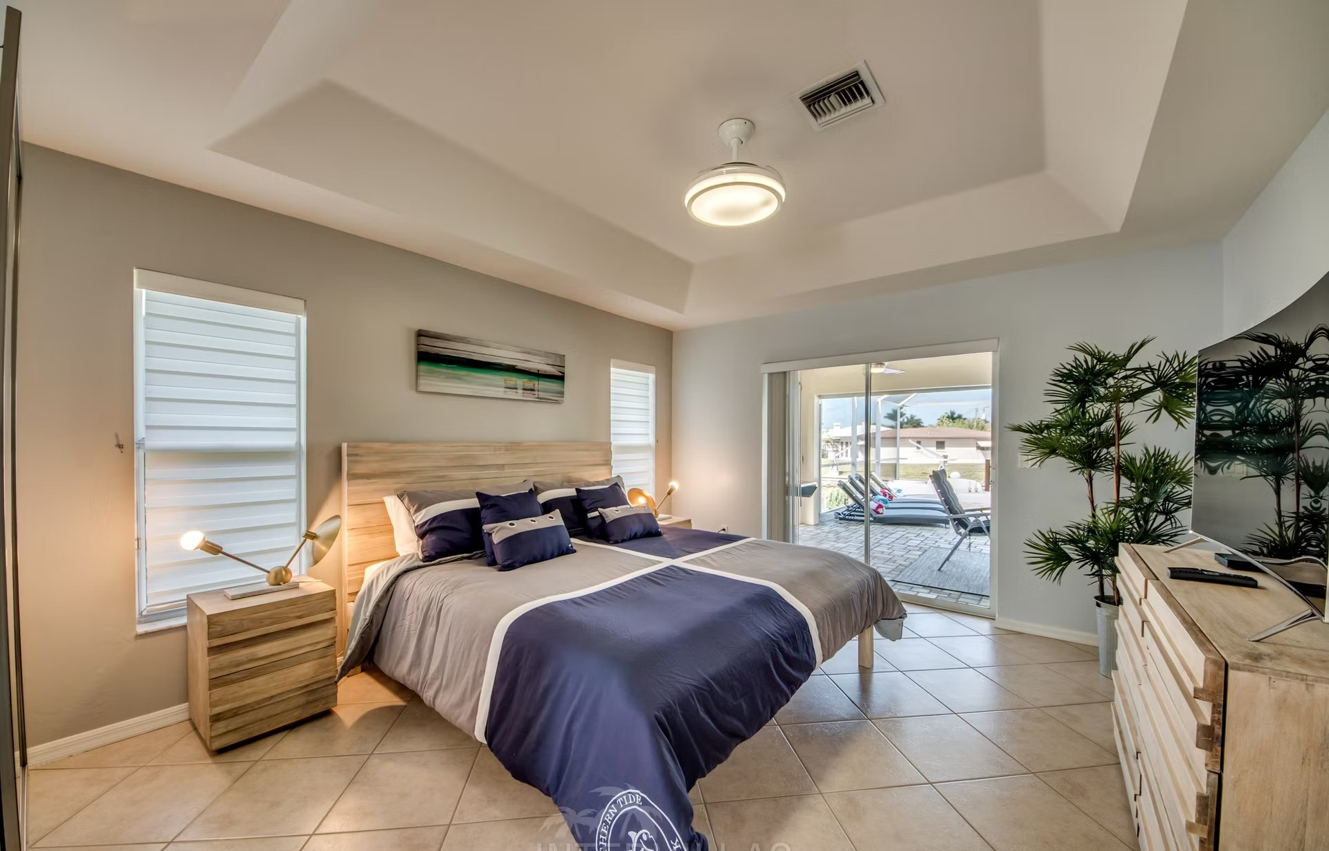 Wohnbereich mit Sitzgruppe und Blick nach draußen.