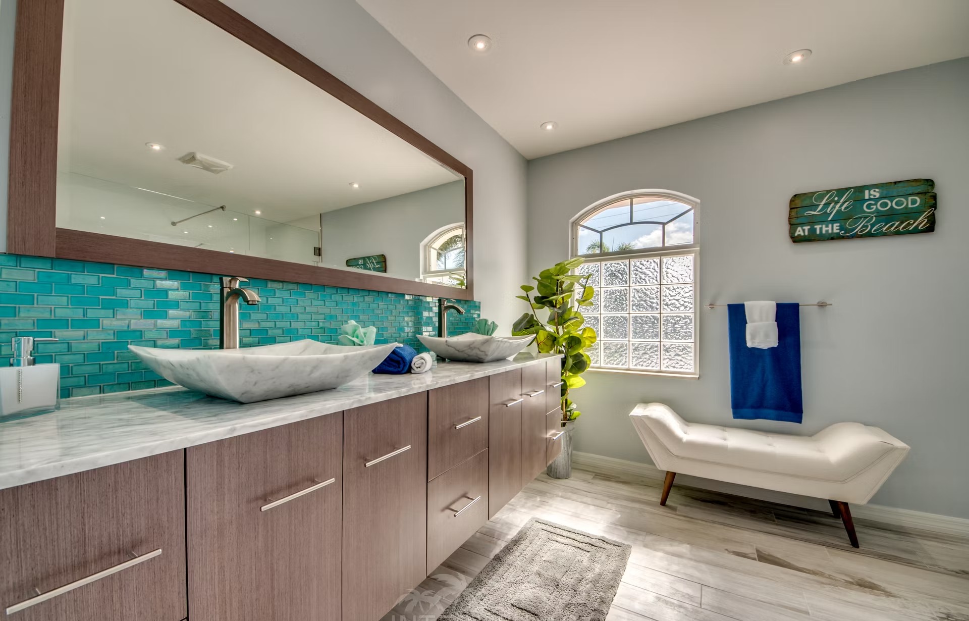 Modernes Wohnzimmer mit Sitzbereich und TV