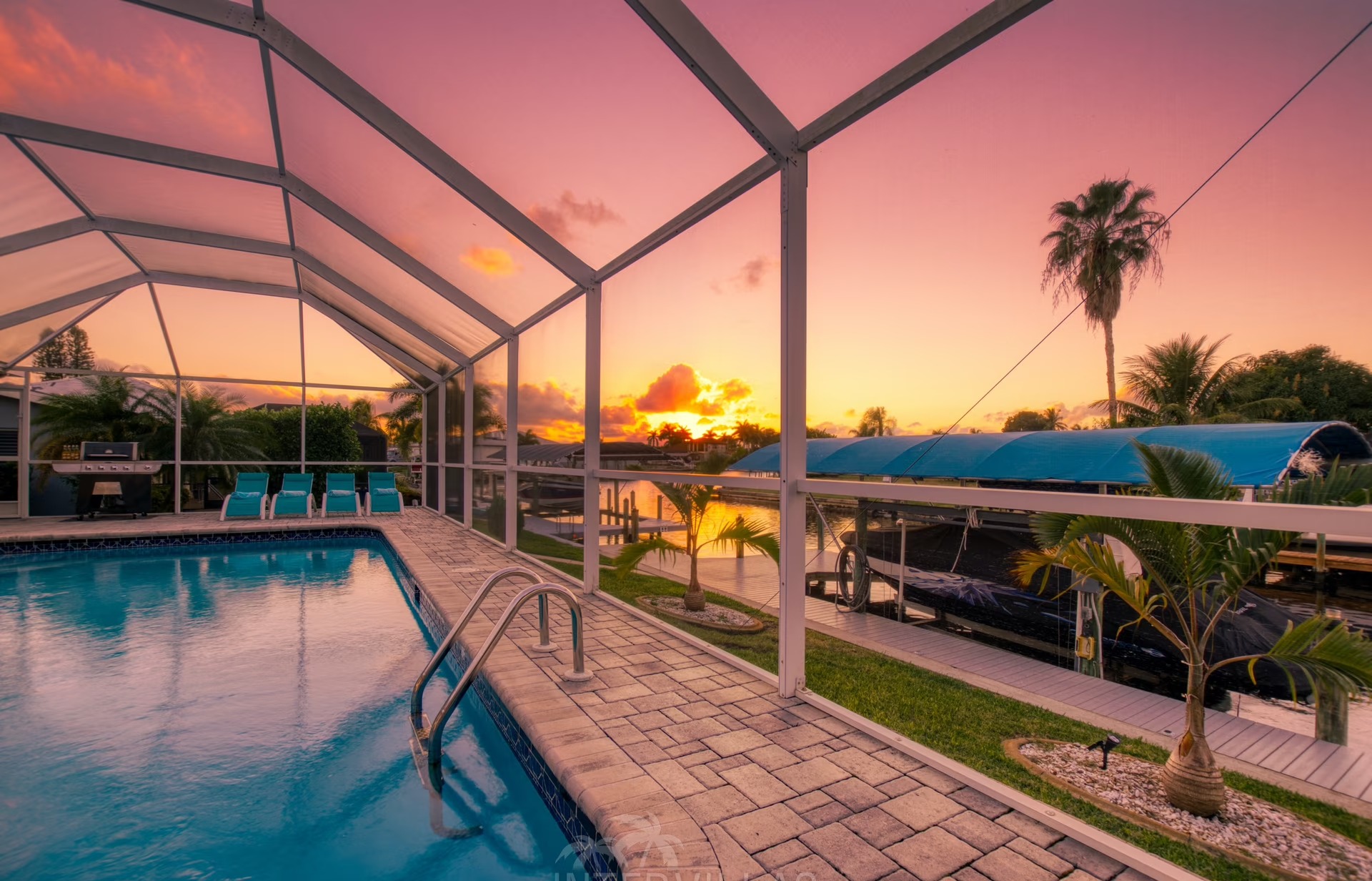 Moderner Salzwasserpool mit Liegen und Blick auf den Kanal.