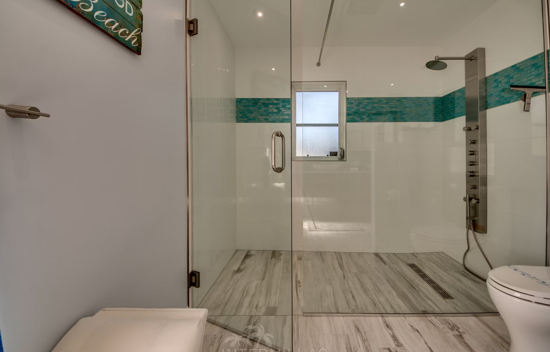 Beheizter Salzwasserpool mit Blick auf den Kanal und Sonnenliegen.