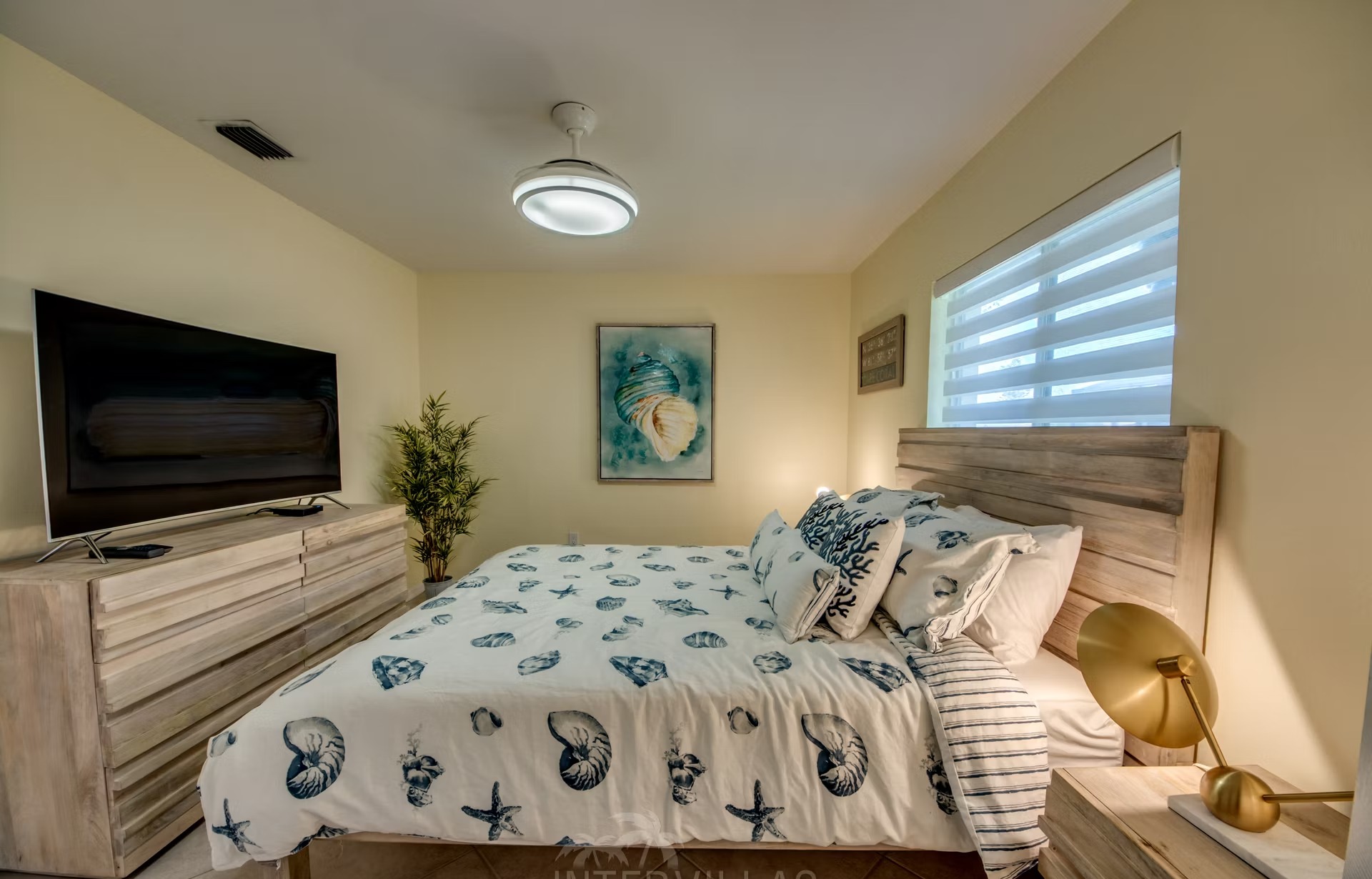 Billardtisch im Spielbereich des Hauses.