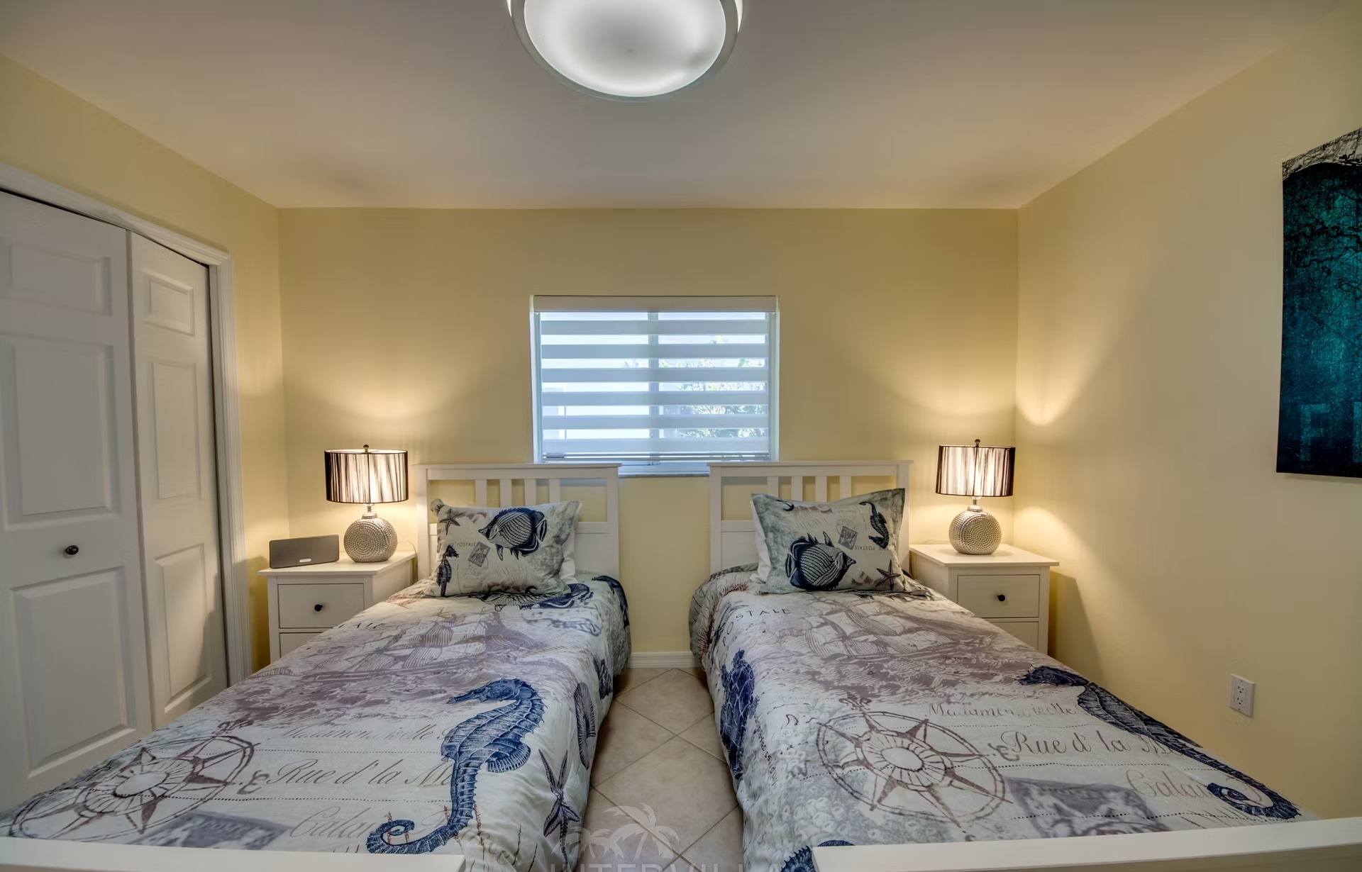 Wohnbereich mit Sitzgruppe und Blick auf den Kanal.