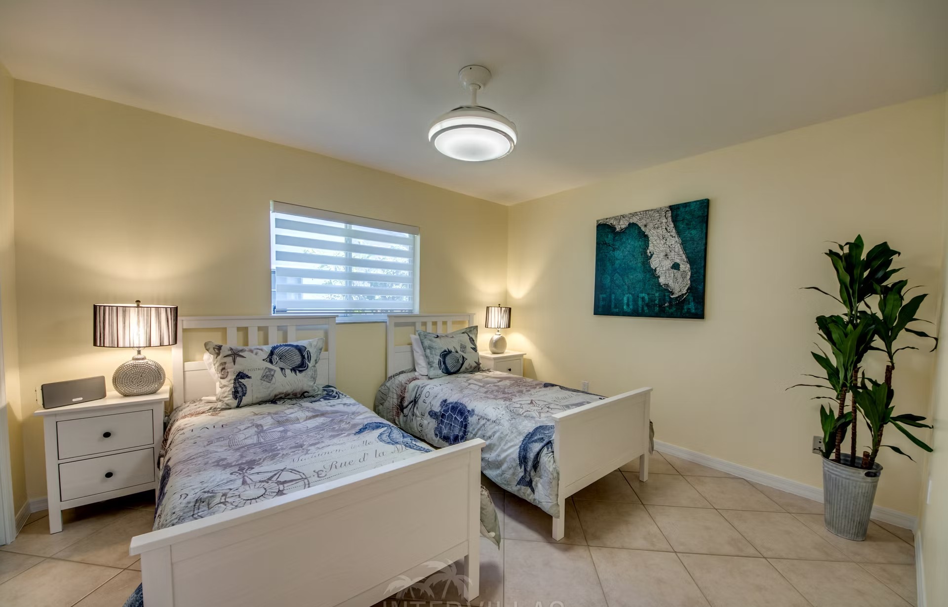 Modernes Wohnzimmer mit Sitzbereich und Blick auf den Außenbereich.