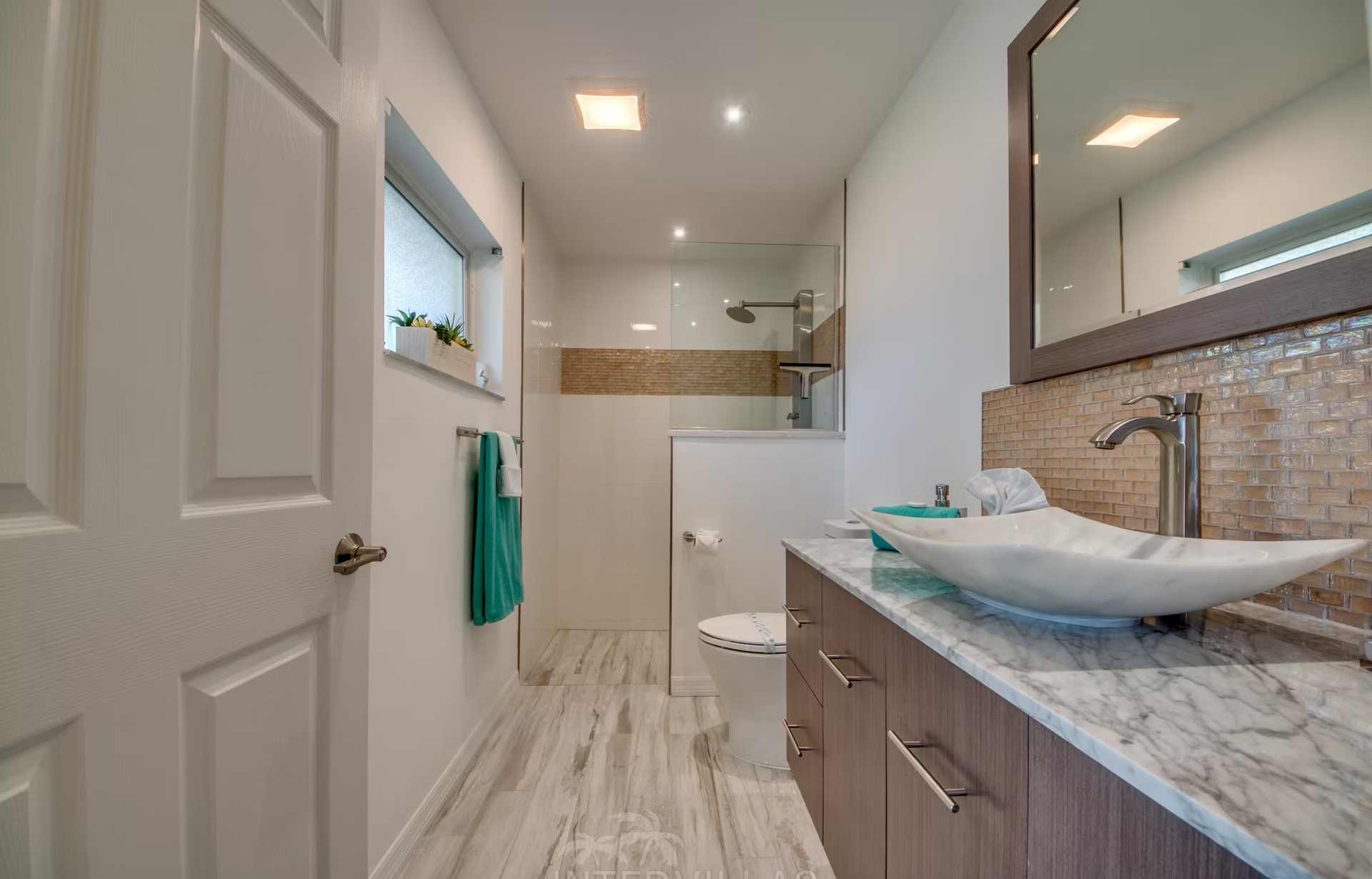 Billardtisch im Wohnbereich für entspannte Spieleabende.