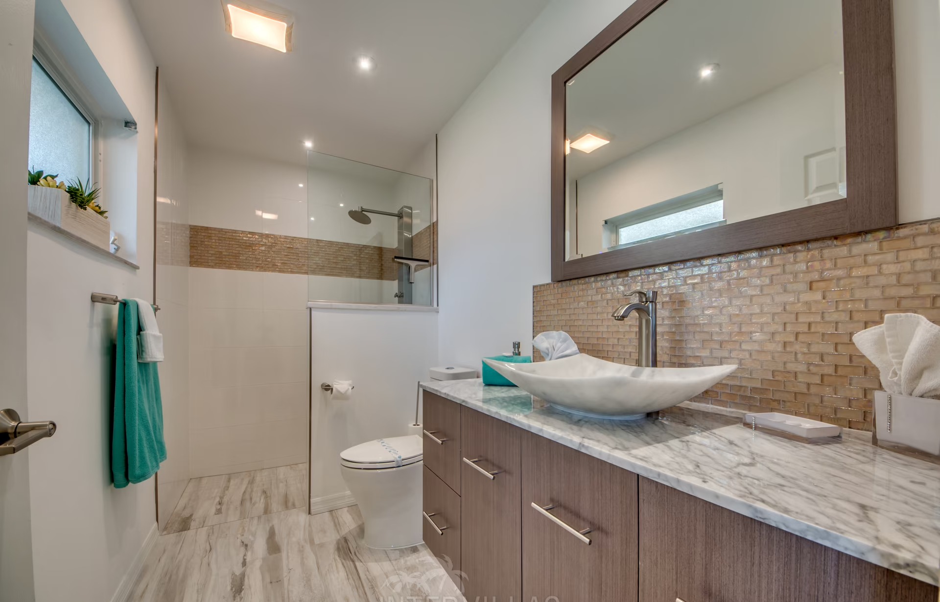 Wohnbereich mit Sitzgruppe und Blick auf den Außenbereich.