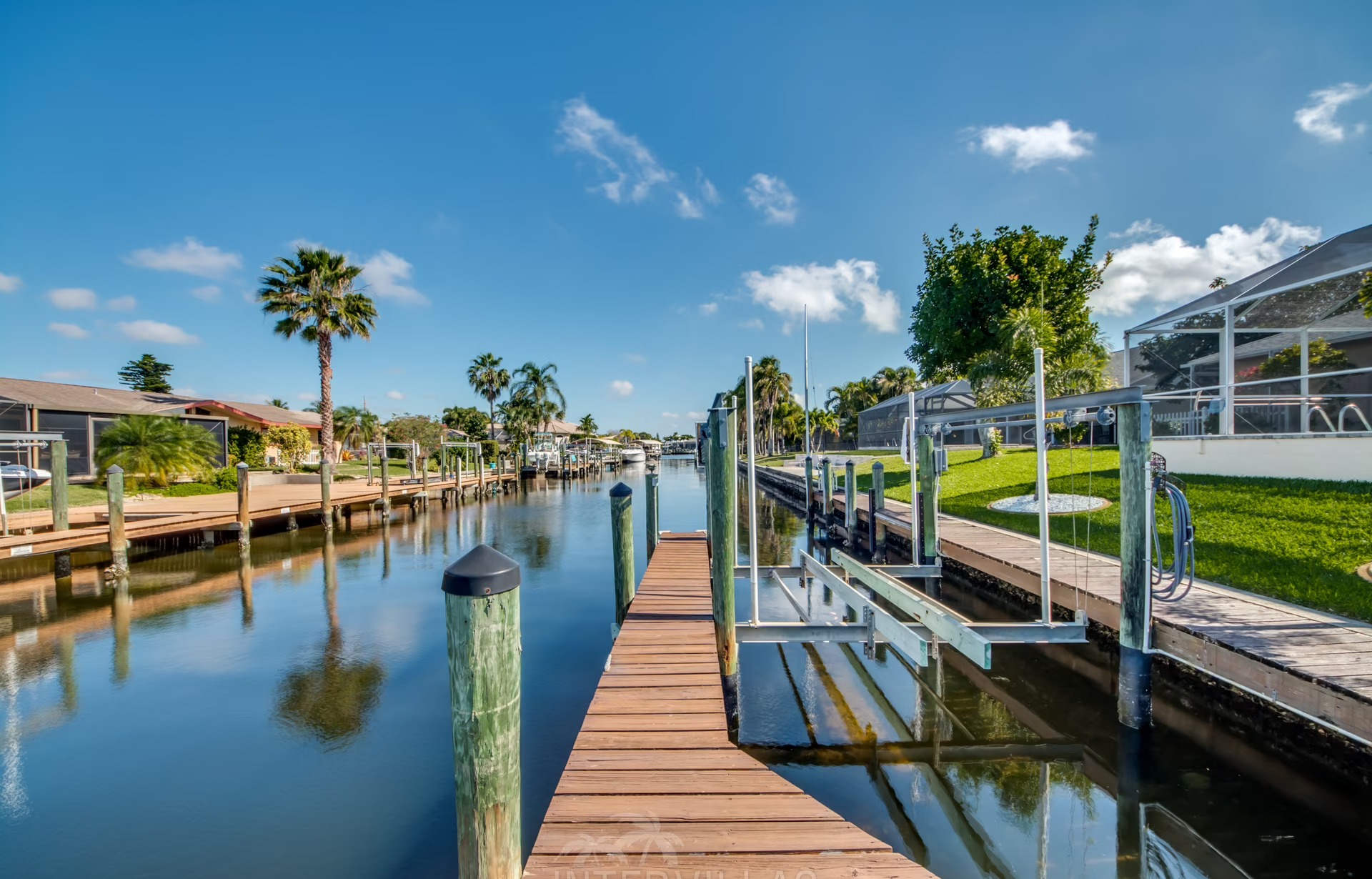 Modernes Waterfront-Ferienhaus am Kanal mit beheiztem Salzwasserpool und Bootsanlegestelle.