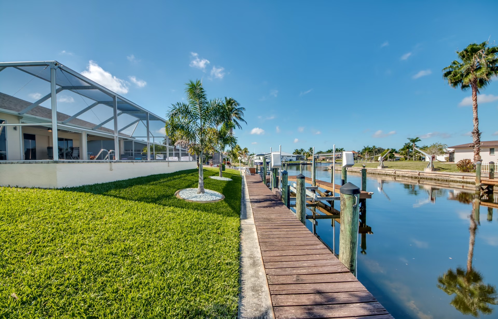 Billardtisch im Wohnbereich der Villa.