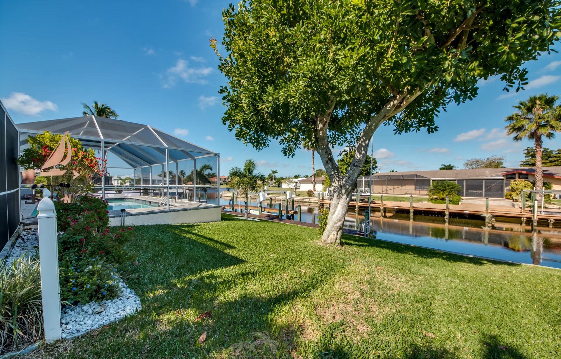 Modernes Wohnzimmer mit Sitzbereich und Blick auf den Kanal.