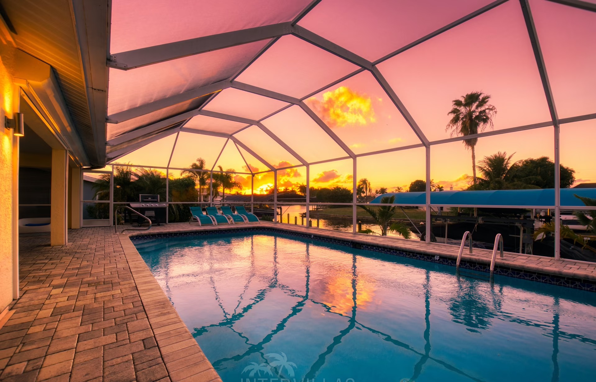 Moderne Villa am Kanal mit beheiztem Salzwasserpool in Westausrichtung.