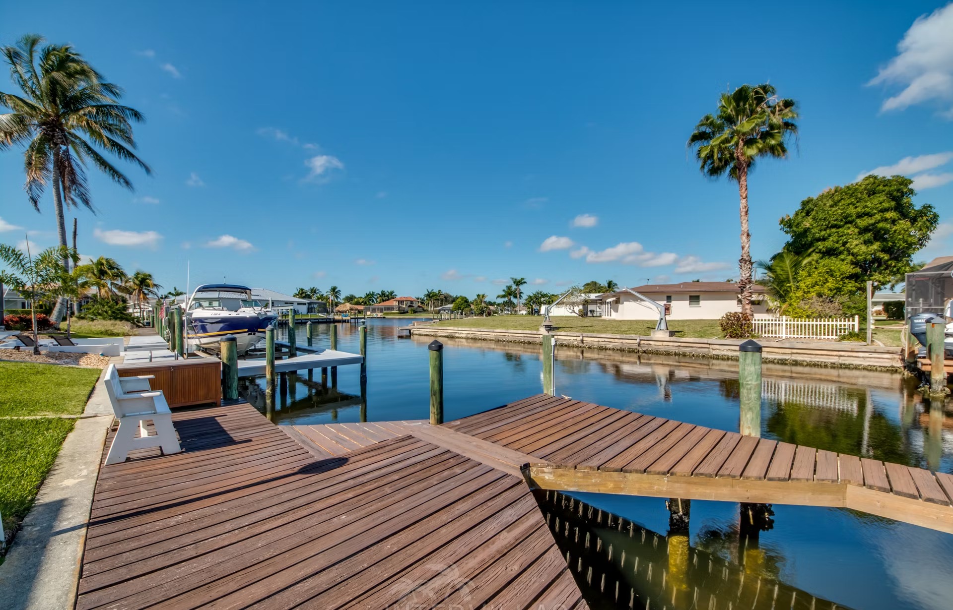 Wohnbereich mit Sitzgruppe und Zugang zur Terrasse.