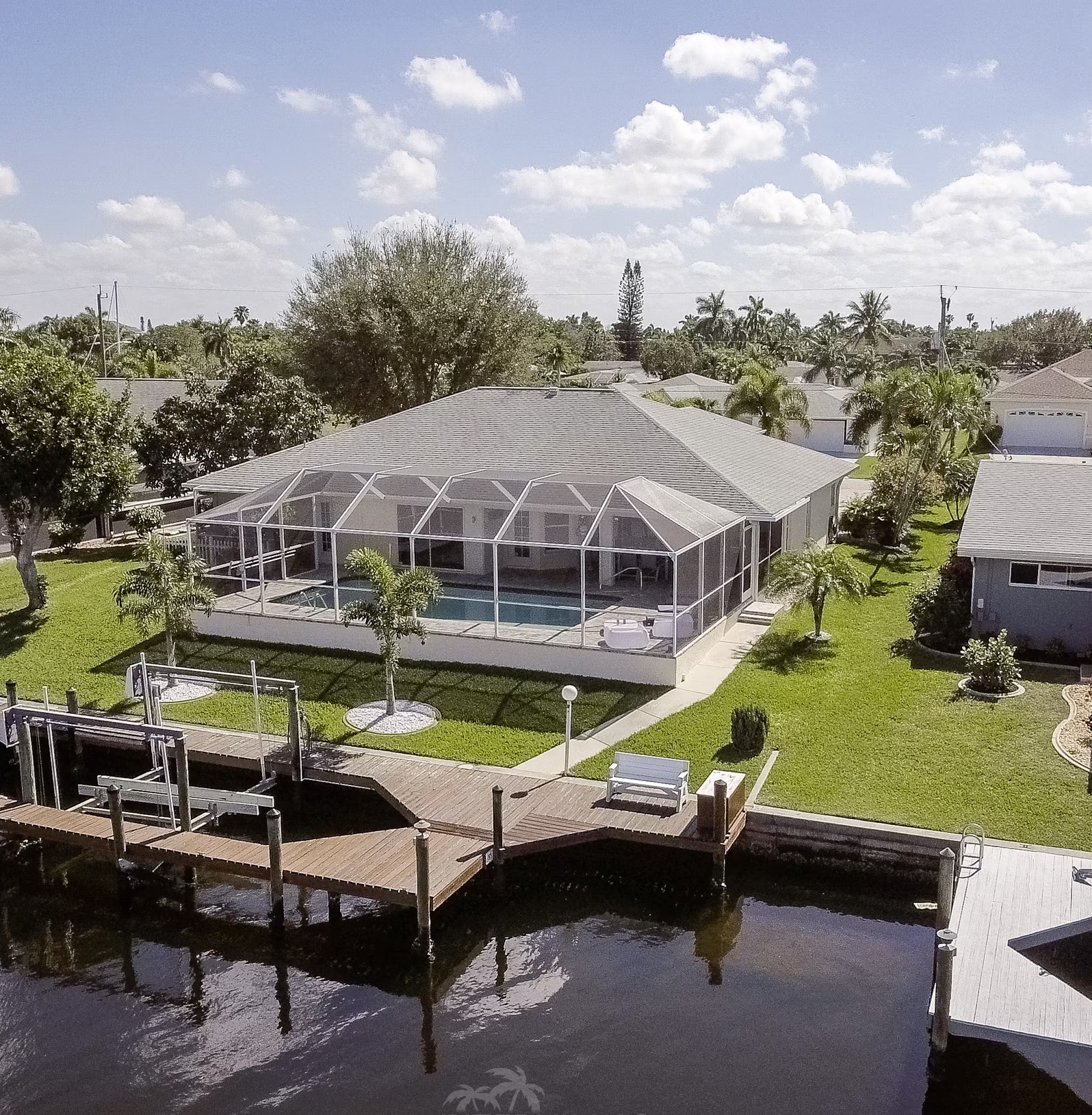 Wohnbereich mit Sitzgruppe und Zugang zur Terrasse.