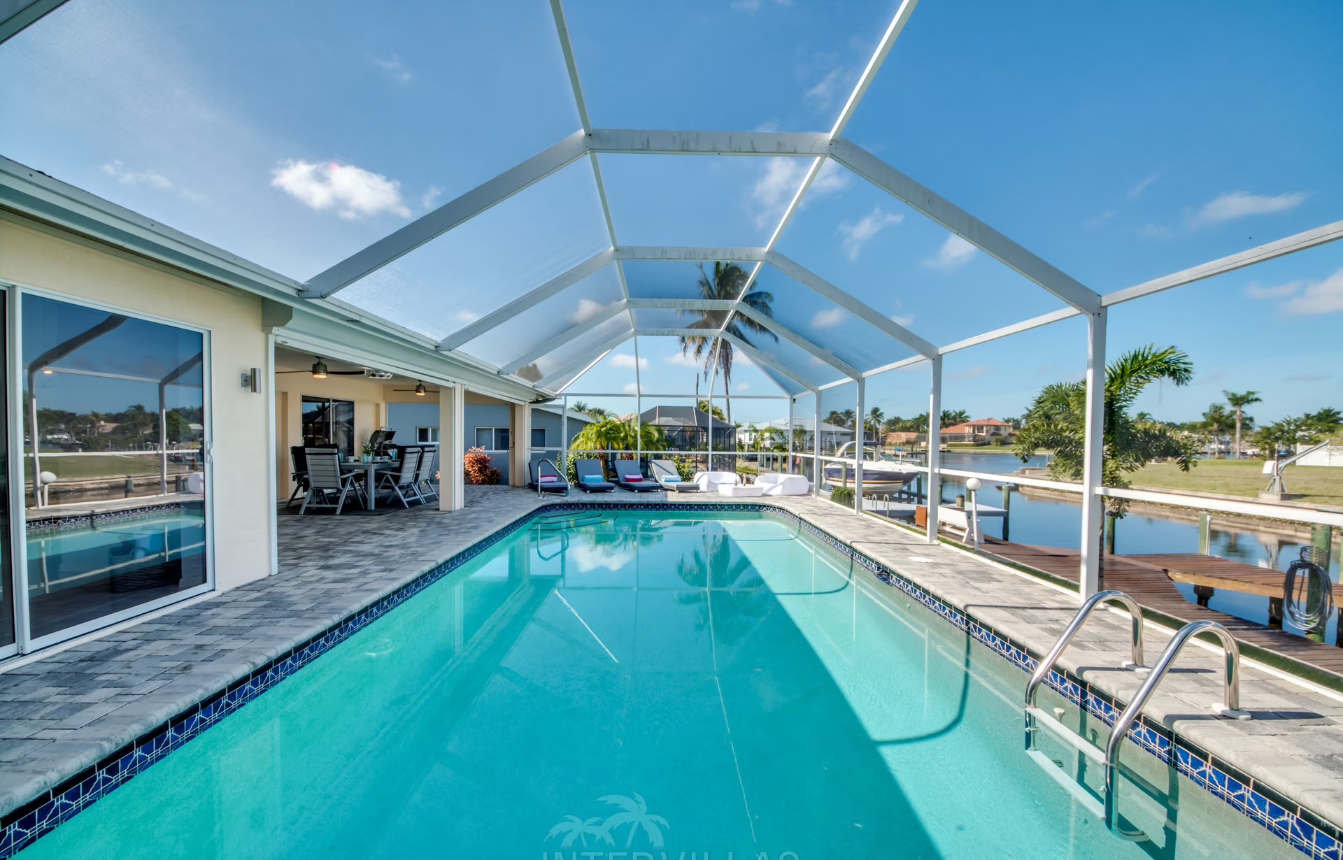 Modernes Wohnzimmer mit Sitzbereich und Blick auf den Poolbereich.