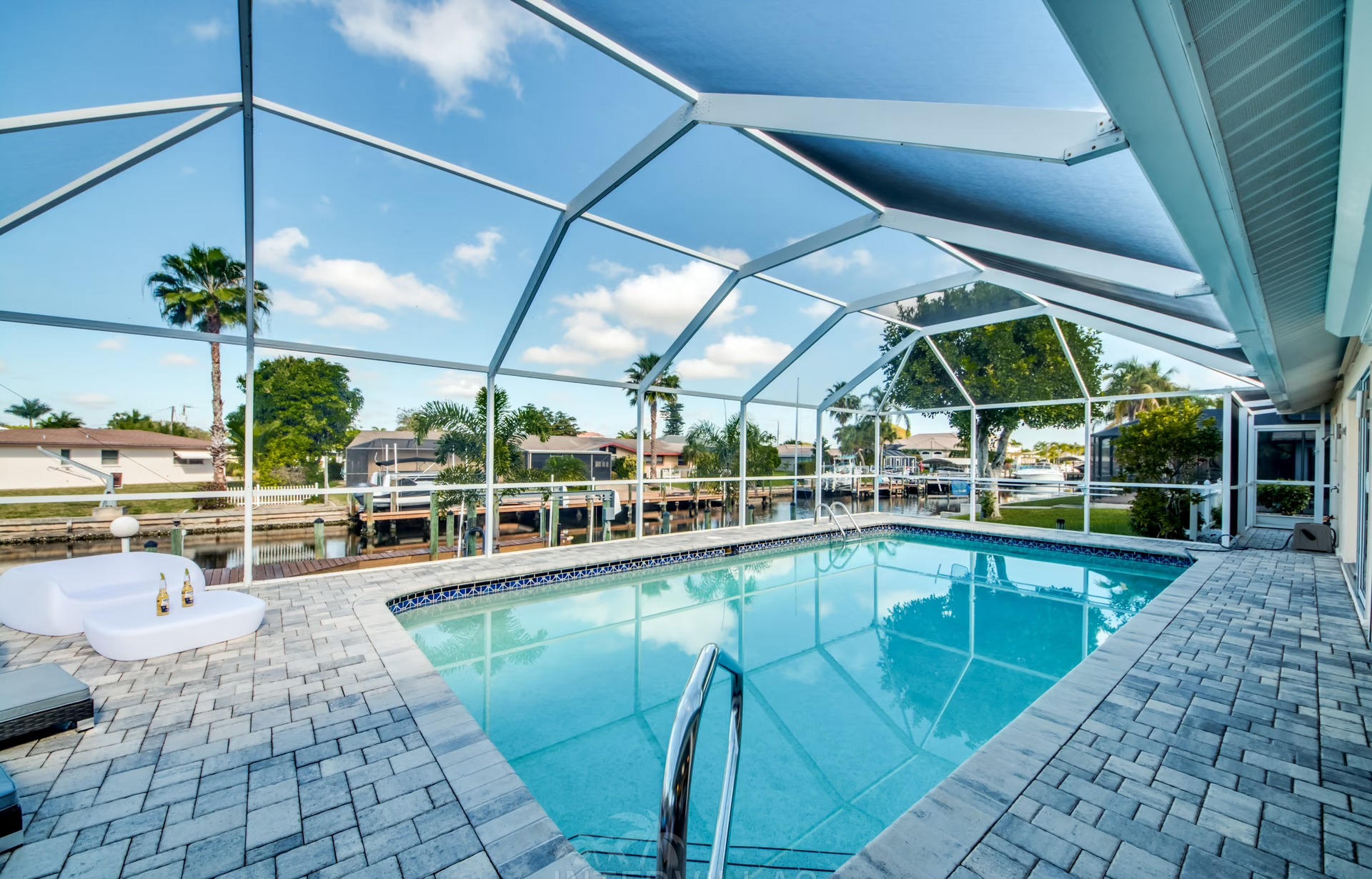 Moderne Waterfront-Villa am Kanal mit beheiztem Salzwasserpool in Westausrichtung.