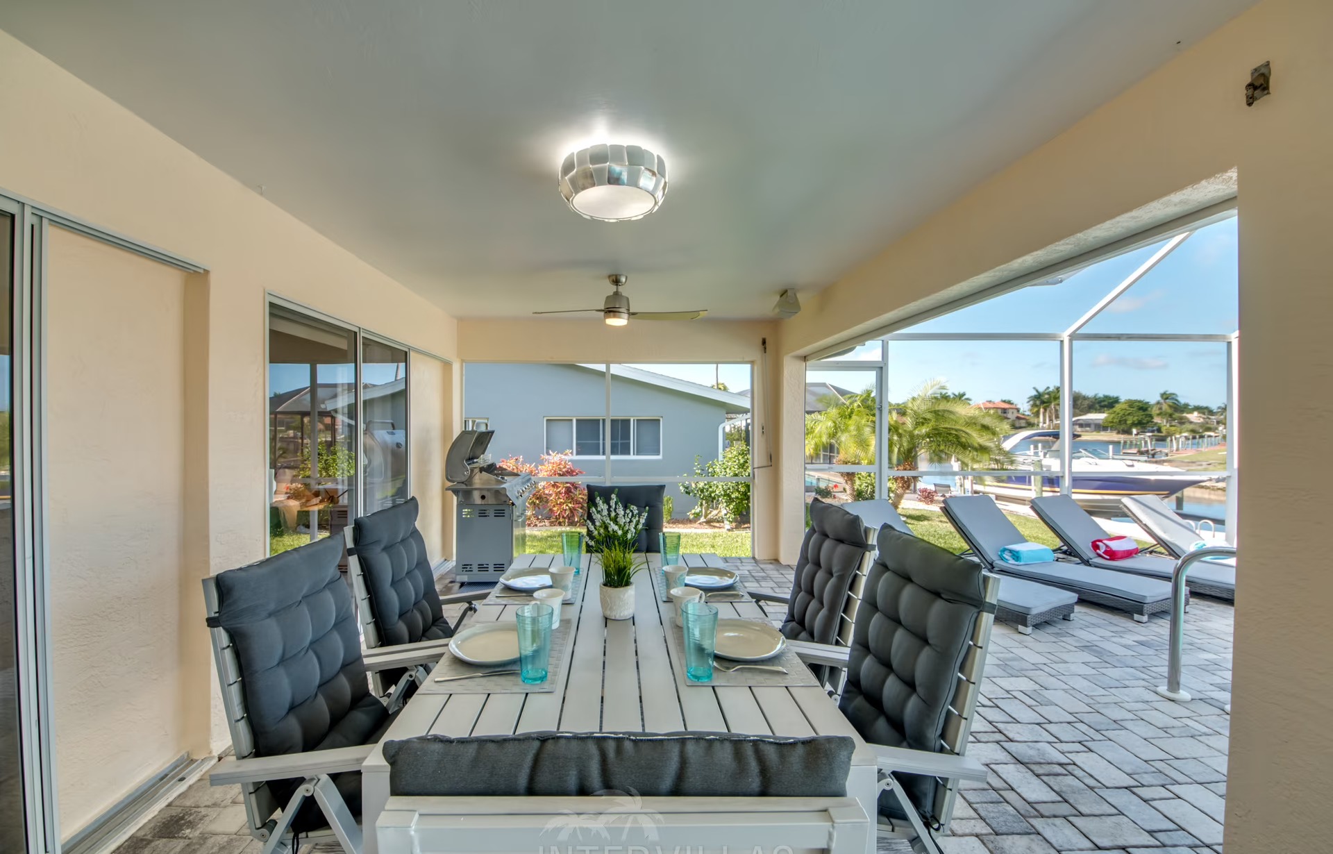 Moderne Waterfront-Villa am Kanal mit beheiztem Salzwasserpool in Westausrichtung.