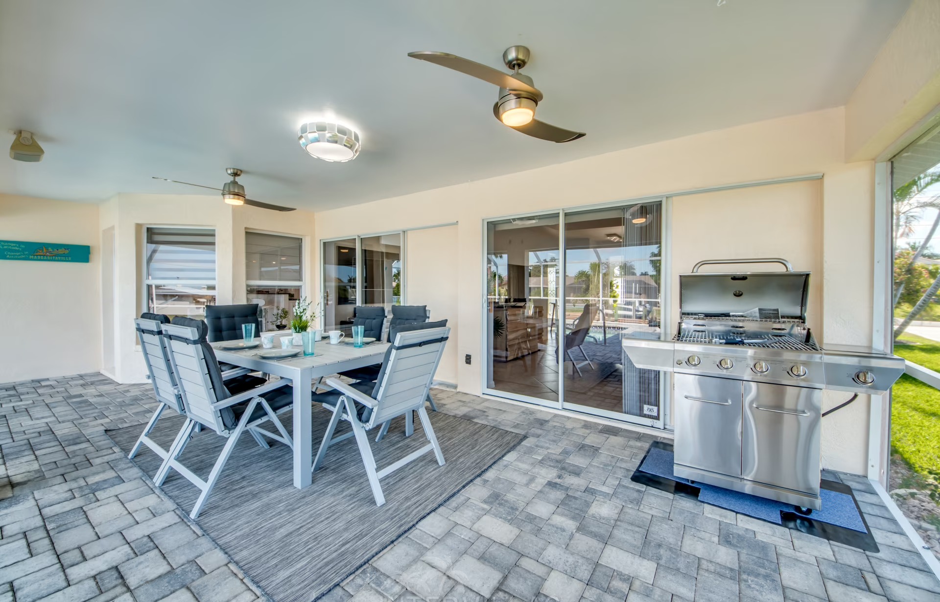 Billardtisch im Wohnbereich der Villa.