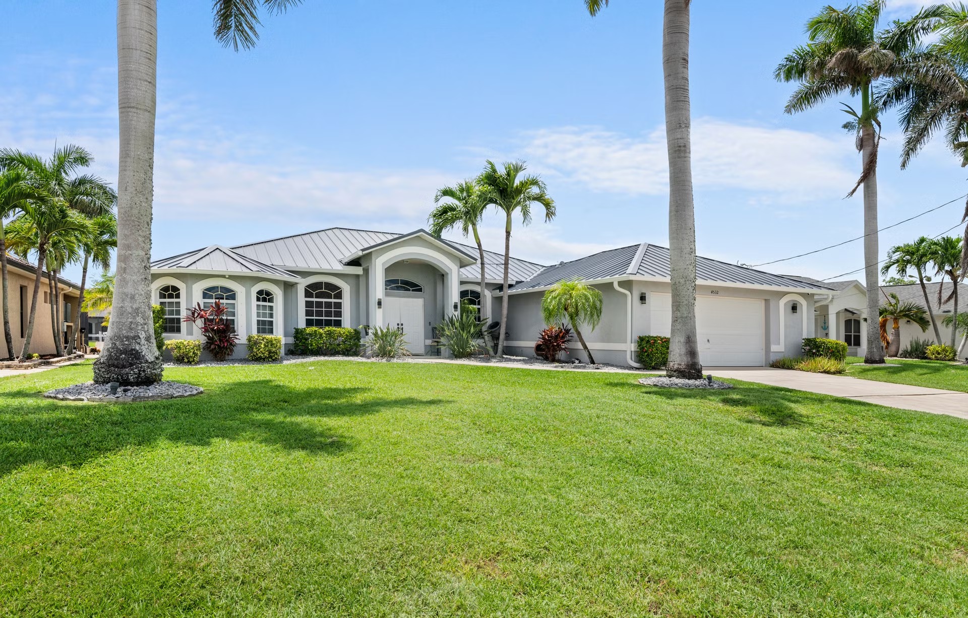 Stilvolle Villa am Kanal mit beheiztem Pool und privatem Bootsdock.