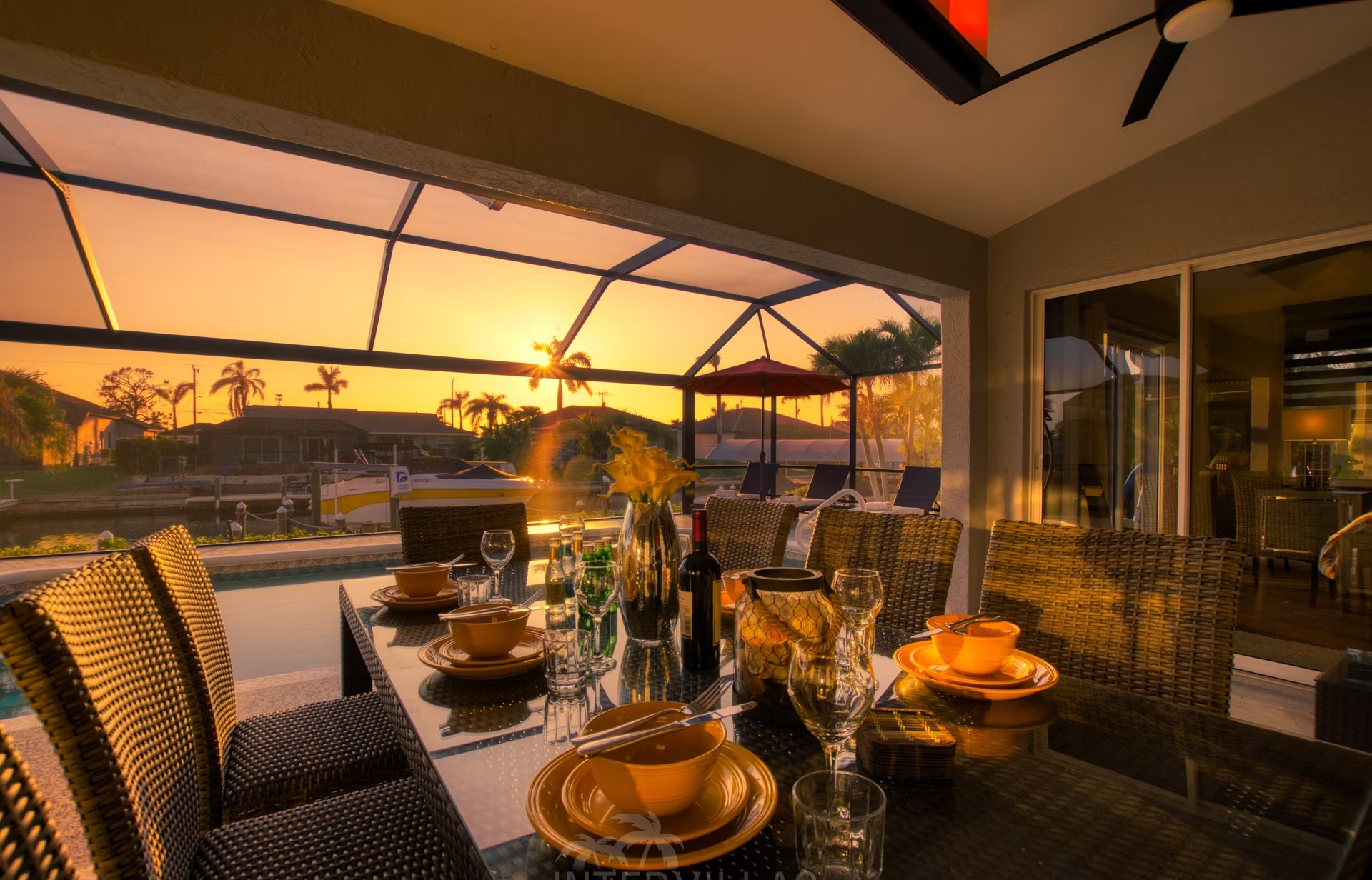 Beheizter Pool mit Liegen und überdachtem Sitzbereich am Kanal.