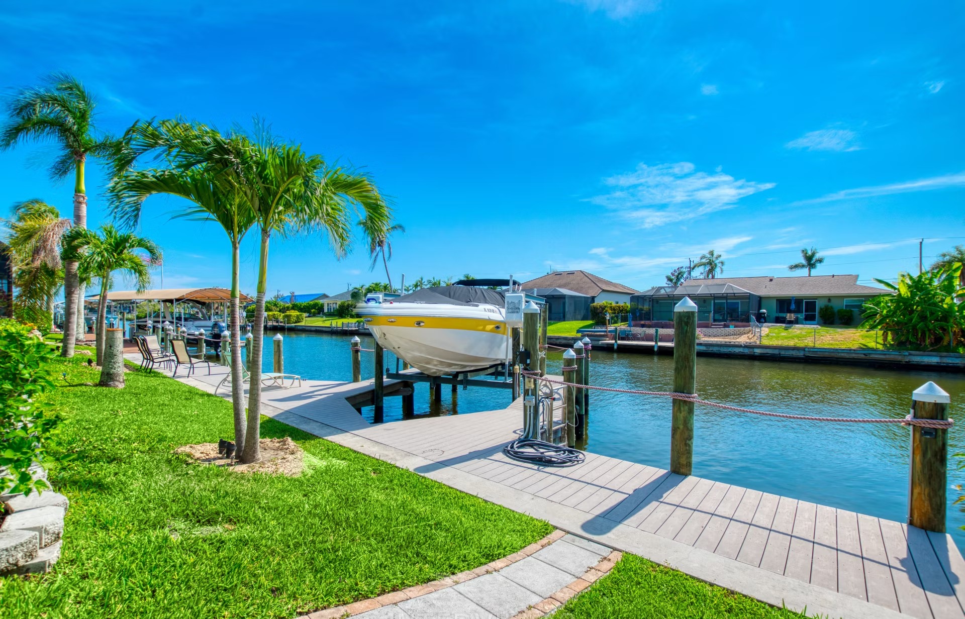 Beheizter Pool mit Liegen und überdachtem Sitzbereich am Kanal.